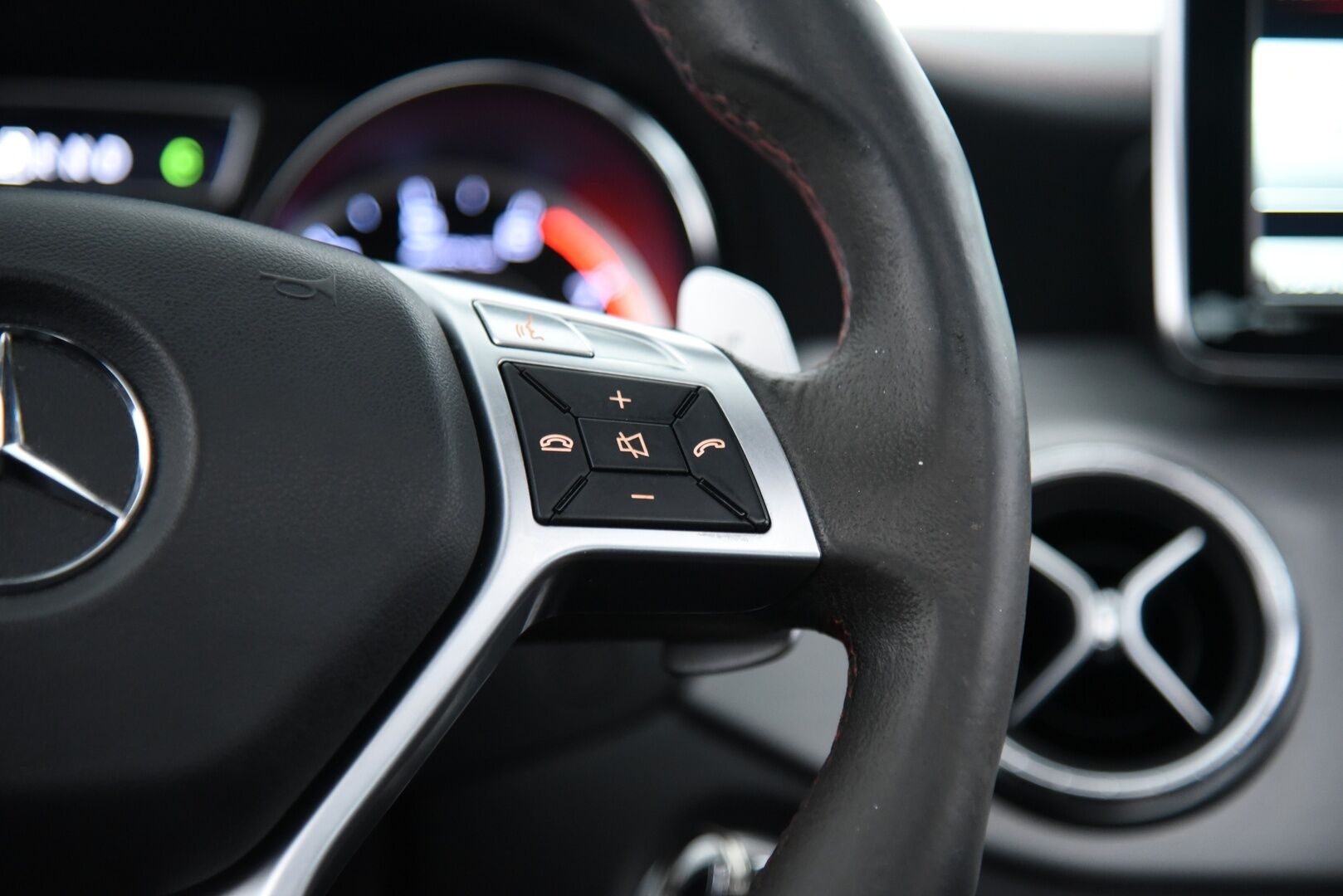 Mercedes-Benz CLA 45 AMG 2014 45 AMG 4Matic A / Distronic+ / H/K / Panorama / Sport-putkisto / BLIS / Muistipenkki / - / Suomi-auto / Ketju tarkistettu! / Tuoreesti huollettu / Huippusiisti! / - HULLU BLACKWEEK KORKOTARJOUS 2,49%