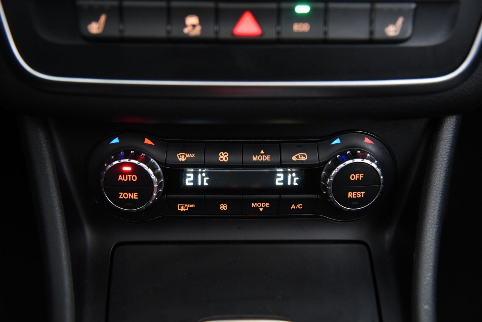 Mercedes-Benz CLA 45 AMG 2014 45 AMG 4Matic A / Distronic+ / H/K / Panorama / Sport-putkisto / BLIS / Muistipenkki / - / Suomi-auto / Ketju tarkistettu! / Tuoreesti huollettu / Huippusiisti! / - HULLU BLACKWEEK KORKOTARJOUS 2,49%