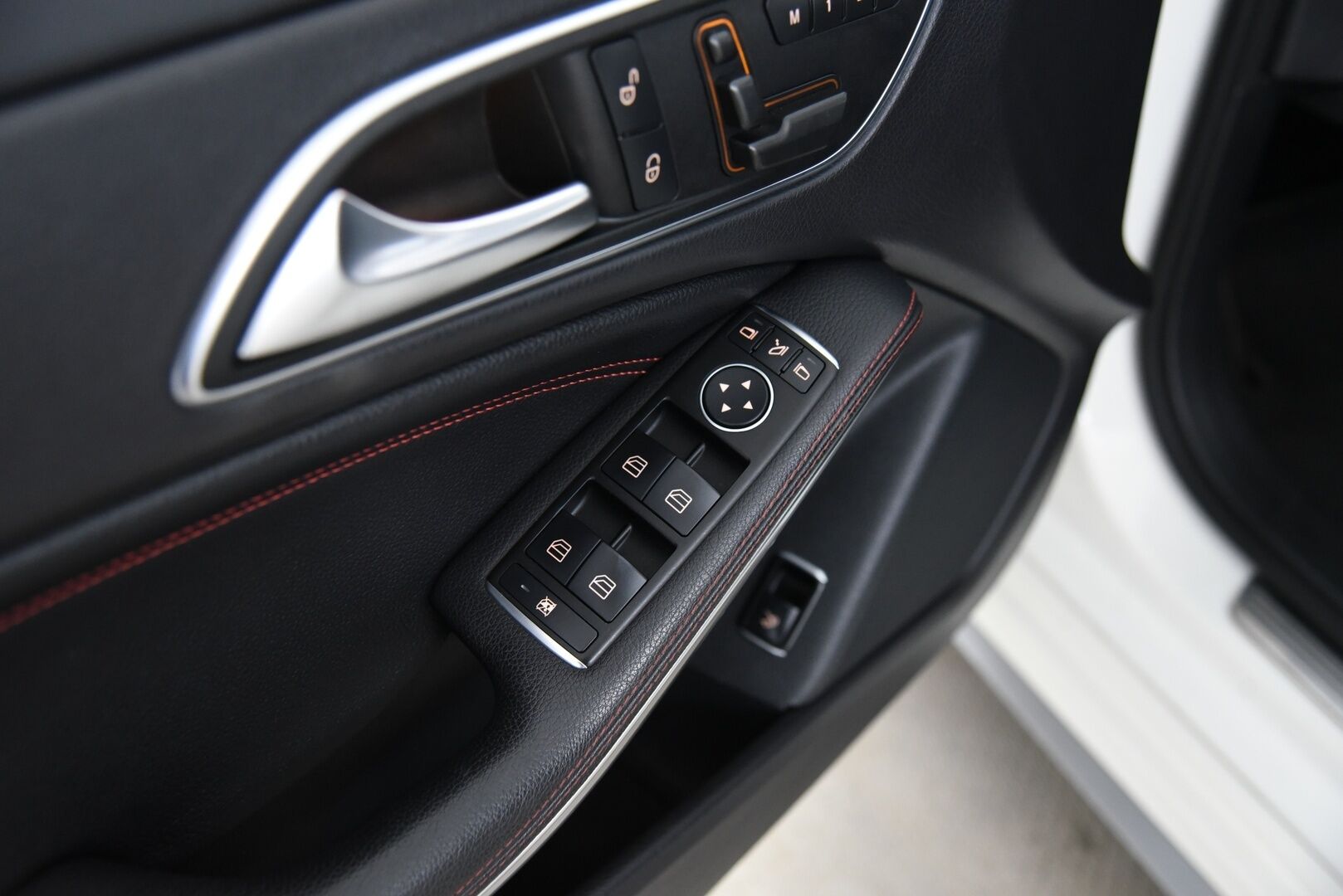 Mercedes-Benz CLA 45 AMG 2014 45 AMG 4Matic A / Distronic+ / H/K / Panorama / Sport-putkisto / BLIS / Muistipenkki / - / Suomi-auto / Ketju tarkistettu! / Tuoreesti huollettu / Huippusiisti! / - HULLU BLACKWEEK KORKOTARJOUS 2,49%