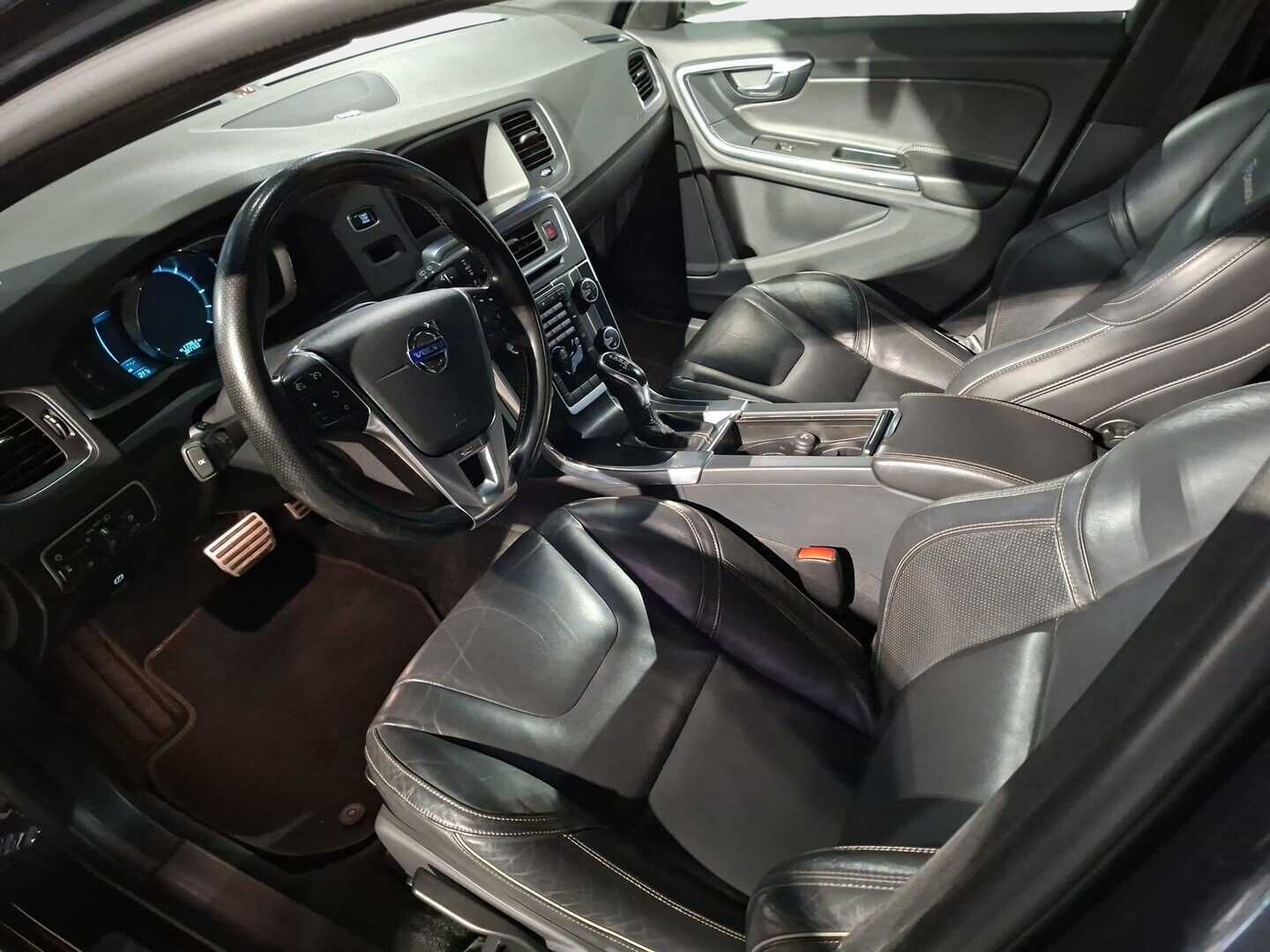 Volvo V60 2014 D5 AWD R-Design Edition aut - * R-Design | Webasto | Vakionopeudensäädin | Xenon | Sporttipenkit | Navi *