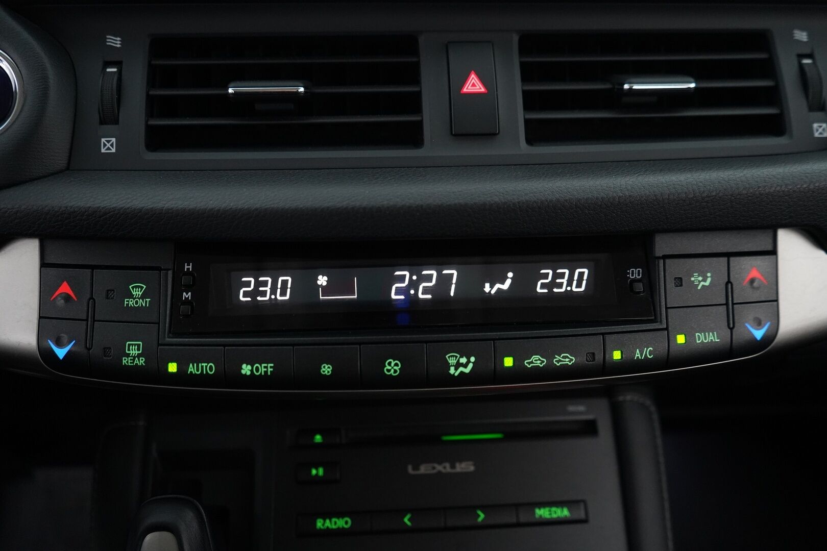 Lexus CT 2014 200h Hybrid A Comfort *Lohko / Vakkari / KeylessGo / Bt / Metalliväri* - KATSO POIKKEUSHINTA! / Suomi-Auto / Huollettu 225tkm / Kahdet renkaat