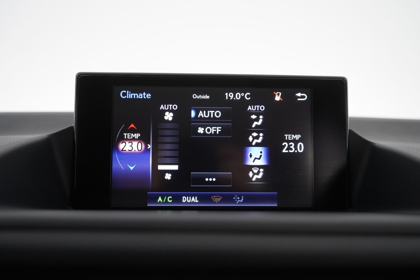 Lexus CT 2014 200h Hybrid A Comfort *Lohko / Vakkari / KeylessGo / Bt / Metalliväri* - Suomi-Auto / Huollettu 225tkm / Kahdet renkaat