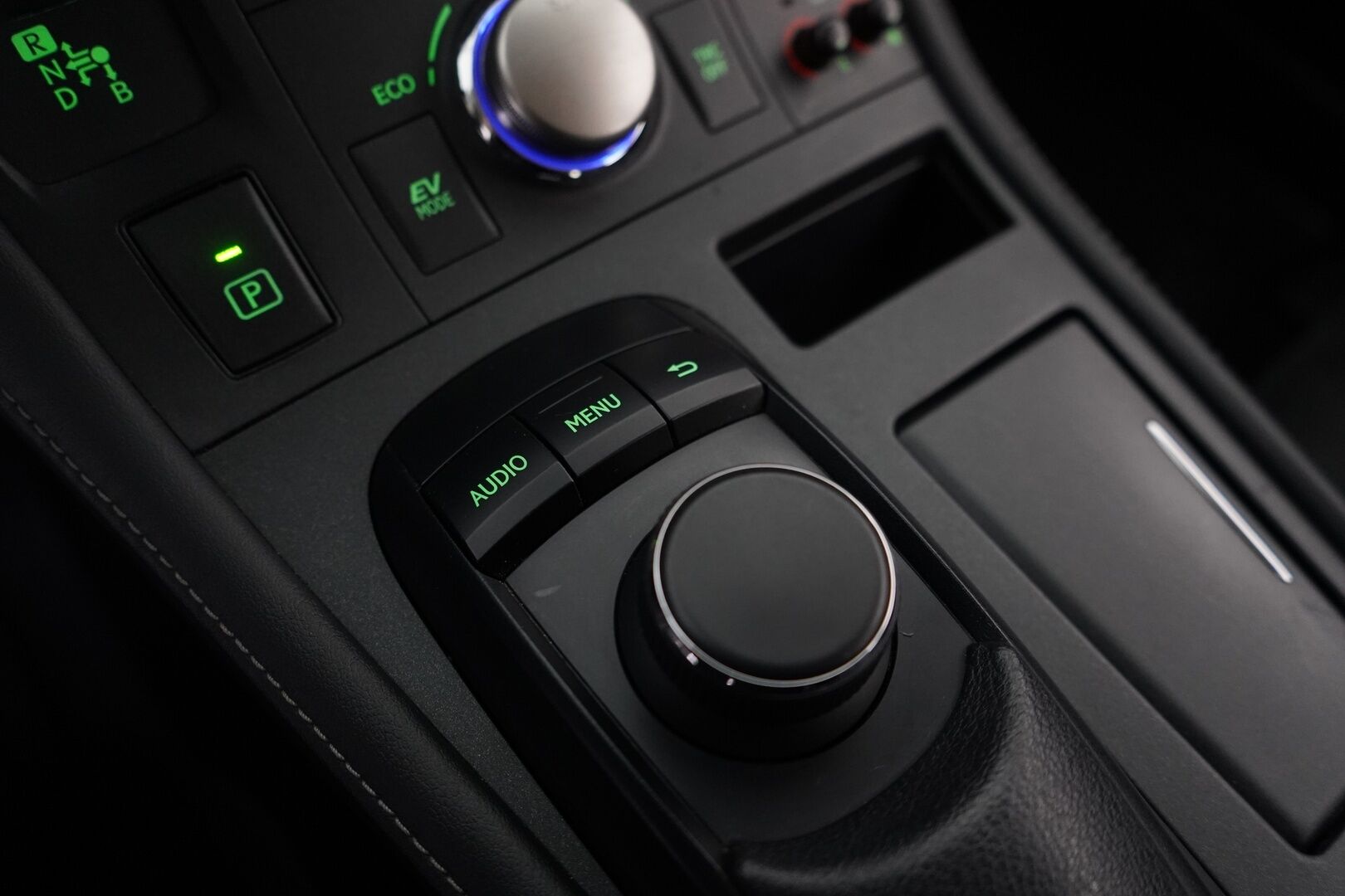 Lexus CT 2014 200h Hybrid A Comfort *Lohko / Vakkari / KeylessGo / Bt / Metalliväri* - Suomi-Auto / Huollettu 225tkm / Kahdet renkaat