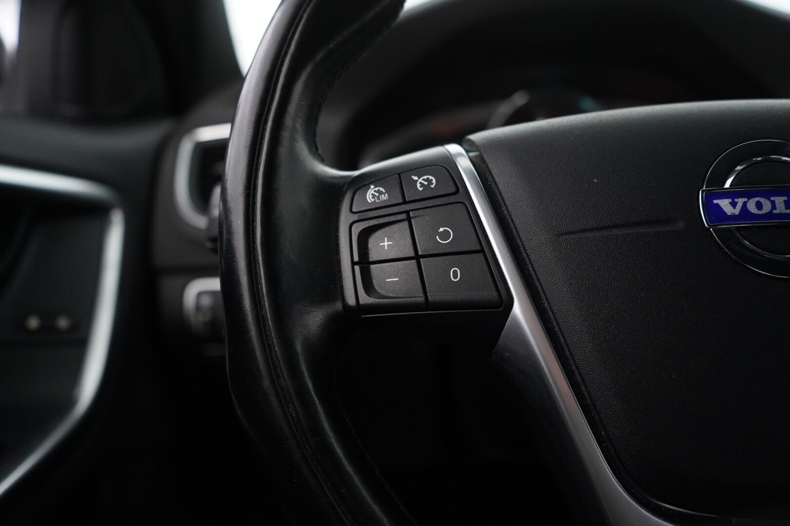 Volvo S60 2014 D4 Business aut *VOC / Webasto / Ratinlämmitin / Vakkari / Bluetooth / Tutkat / Lämmitettävä Tuulilasi* - Suomi-Auto / Juuri huollettu / Jakopää 10/23 / Kahdet Vanteet