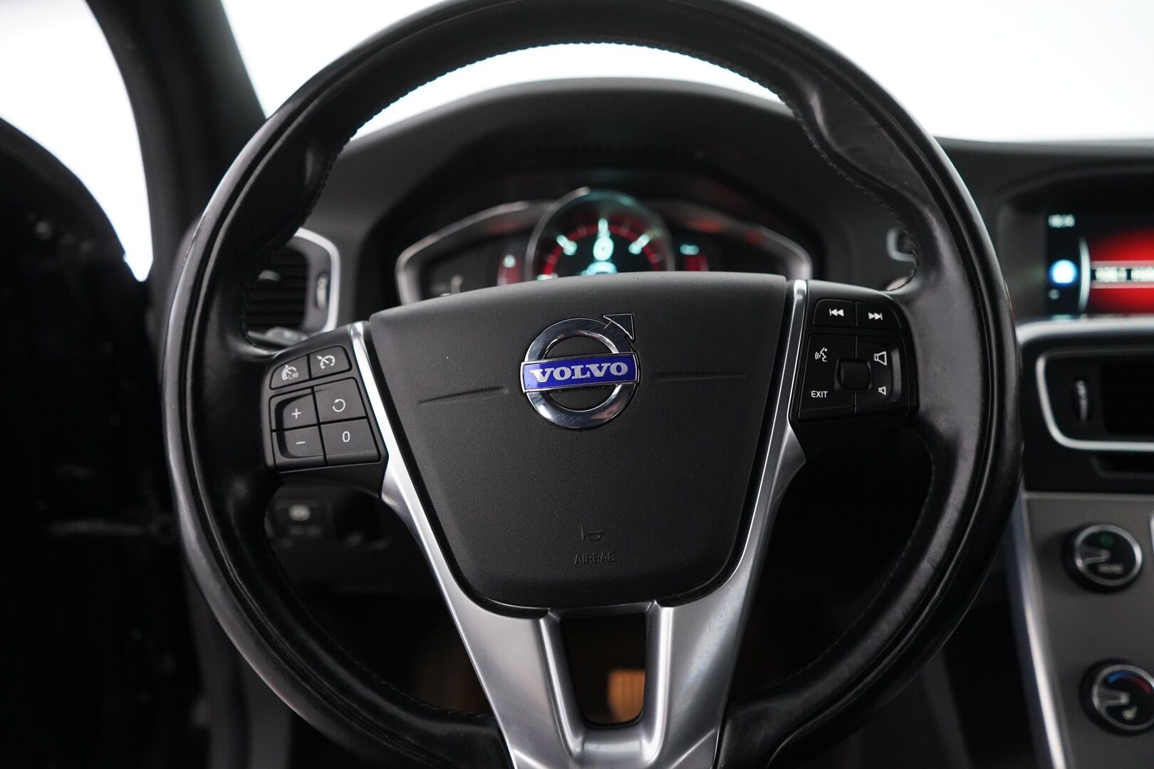 Volvo S60 2014 D4 Business aut *VOC / Webasto / Ratinlämmitin / Vakkari / Bluetooth / Tutkat / Lämmitettävä Tuulilasi* - Suomi-Auto / Juuri huollettu / Jakopää 10/23 / Kahdet Vanteet