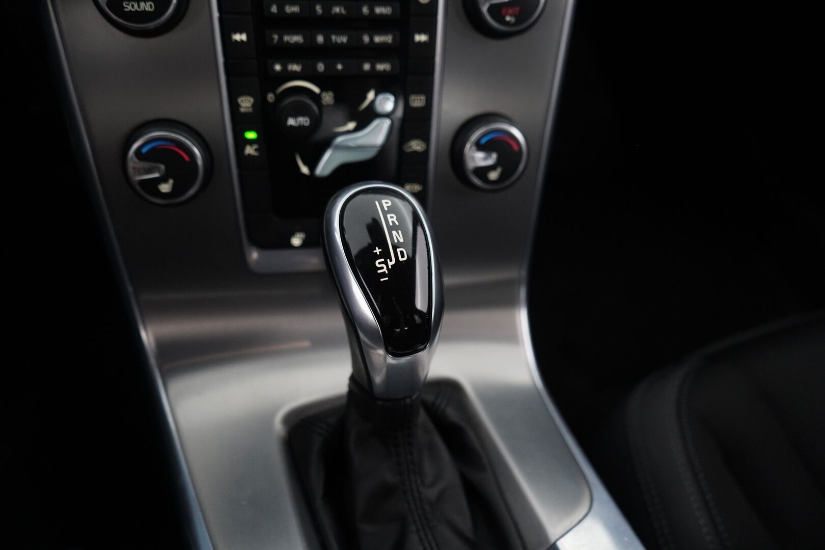 Volvo S60 2014 D4 Business aut *VOC / Webasto / Ratinlämmitin / Vakkari / Bluetooth / Tutkat / Lämmitettävä Tuulilasi* - Suomi-Auto / Juuri huollettu / Jakopää 10/23 / Kahdet Vanteet