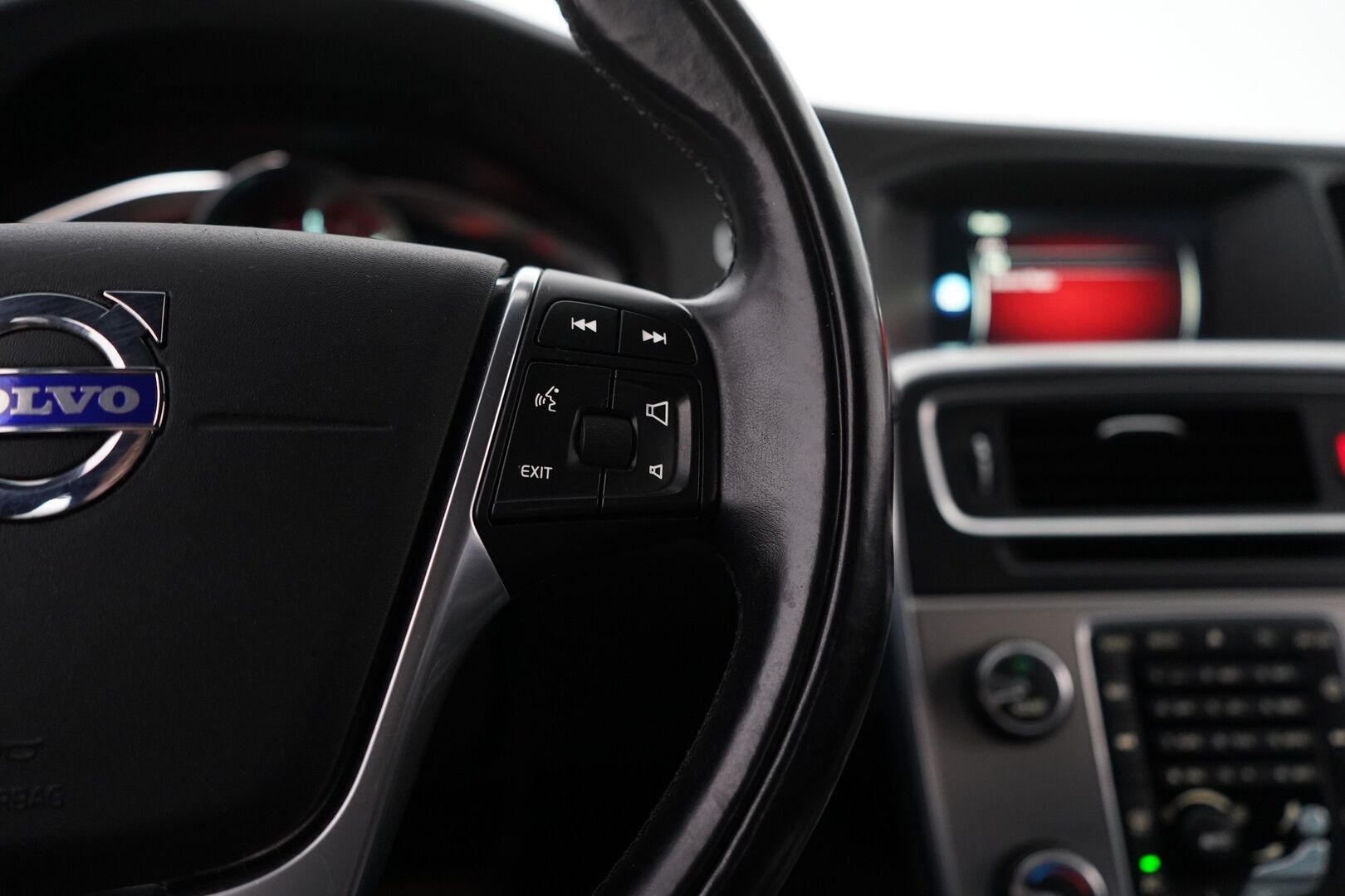 Volvo S60 2014 D4 Business aut *VOC / Webasto / Ratinlämmitin / Vakkari / Bluetooth / Tutkat / Lämmitettävä Tuulilasi* - Suomi-Auto / Juuri huollettu / Jakopää 10/23 / Kahdet Vanteet