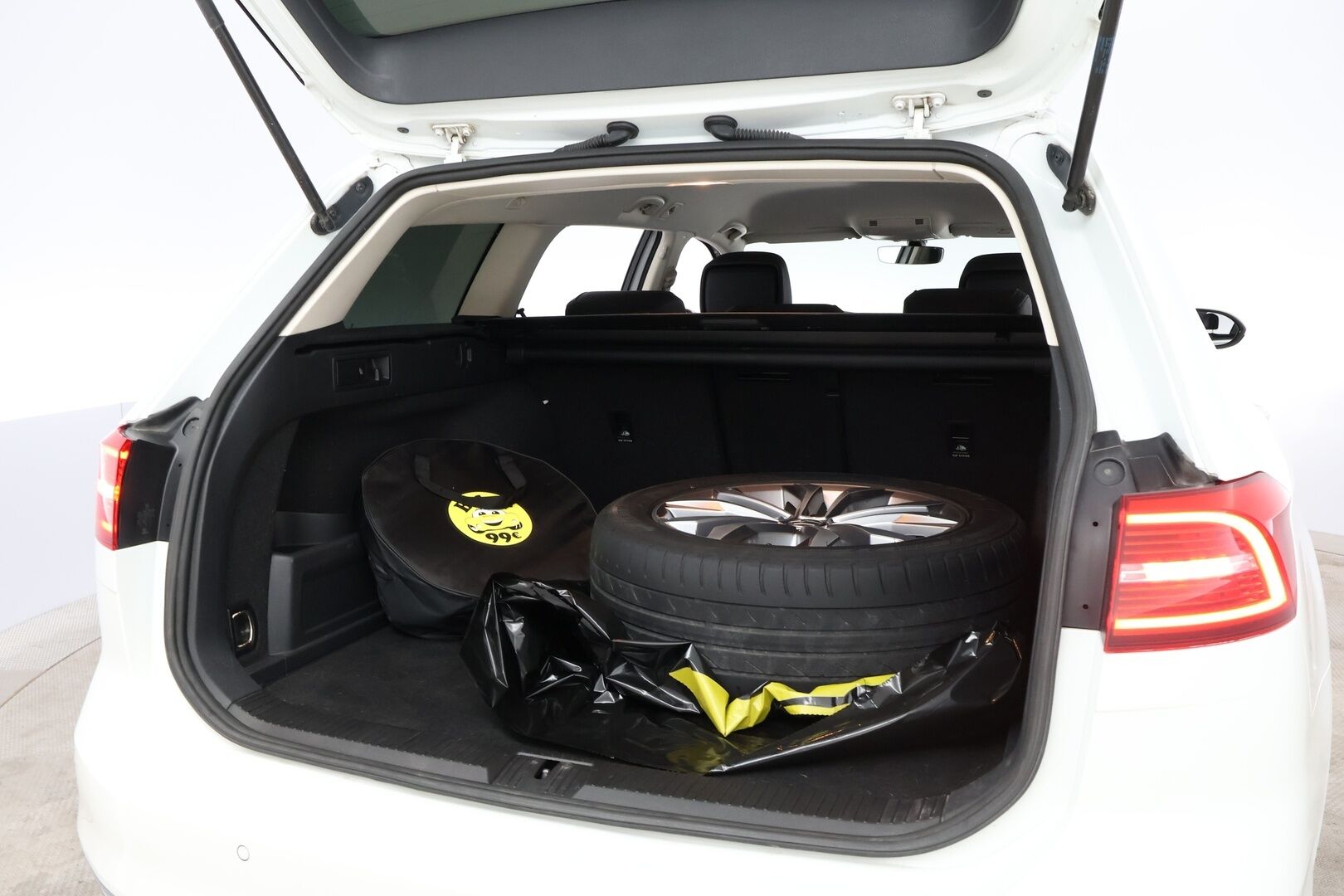 Volkswagen Passat 2016 Variant GTE Plug-In Hybrid 160 kW DSG *Myydään vain yrityksille!* - * Tämä auto myydään YritysOutlet -valikoimasta vain yritykselle* Webasto / P-kamera / ACC / Koukku / Led-ajovalot / Nahka-Alcantra*