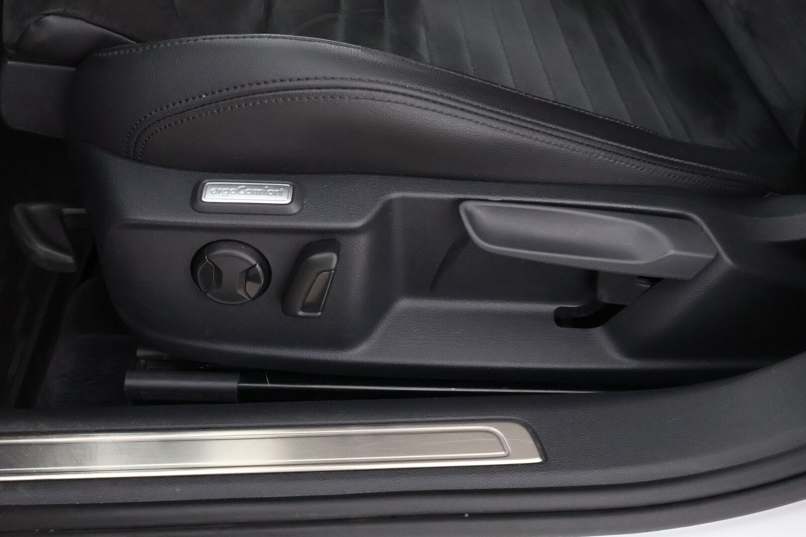 Volkswagen Passat 2016 Variant GTE Plug-In Hybrid 160 kW DSG *Myydään vain yrityksille!* - * Tämä auto myydään YritysOutlet -valikoimasta vain yritykselle* Webasto / P-kamera / ACC / Koukku / Led-ajovalot / Nahka-Alcantra*