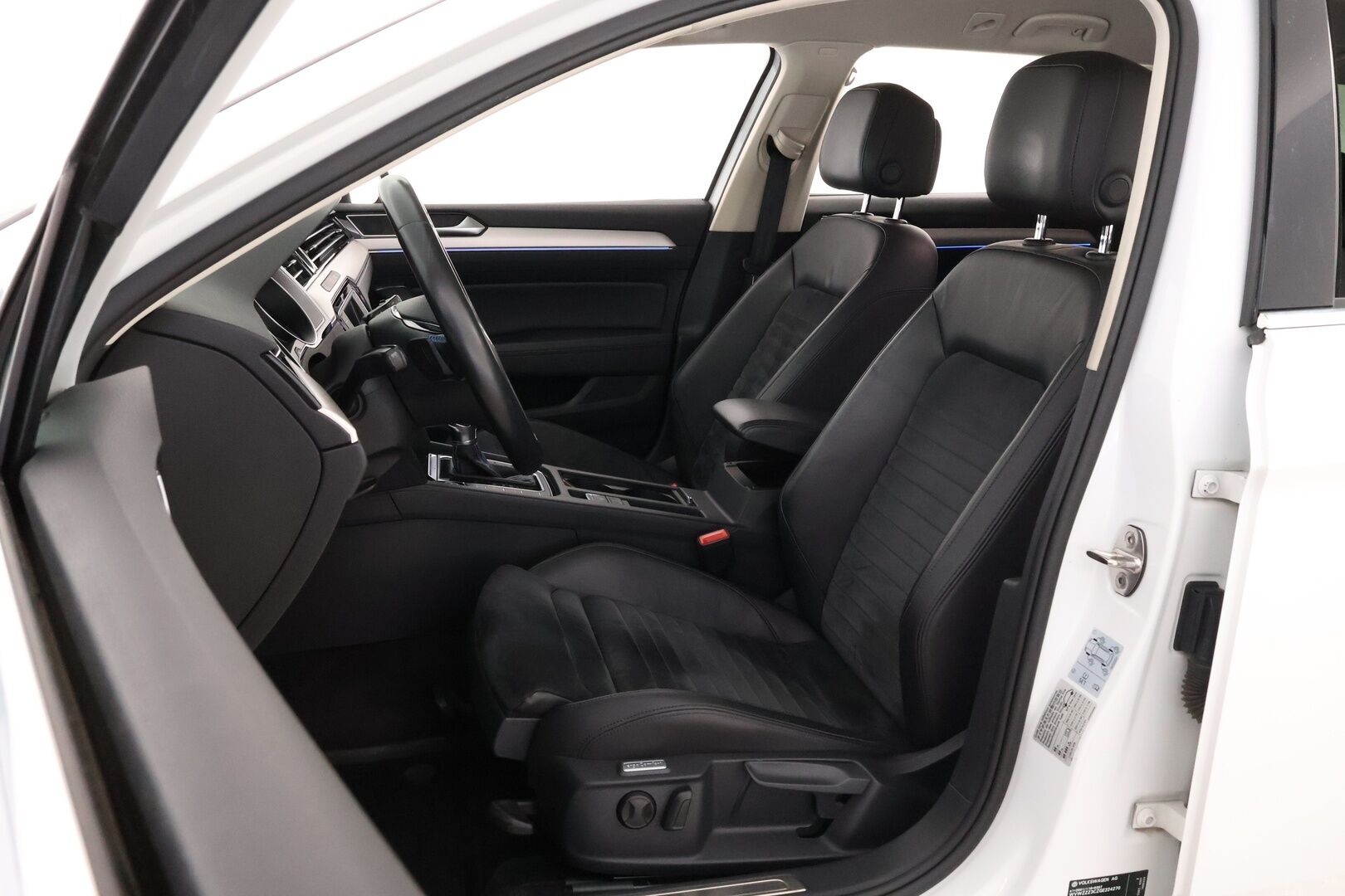 Volkswagen Passat 2016 Variant GTE Plug-In Hybrid 160 kW DSG *Myydään vain yrityksille!* - * Tämä auto myydään YritysOutlet -valikoimasta vain yritykselle* Webasto / P-kamera / ACC / Koukku / Led-ajovalot / Nahka-Alcantra*