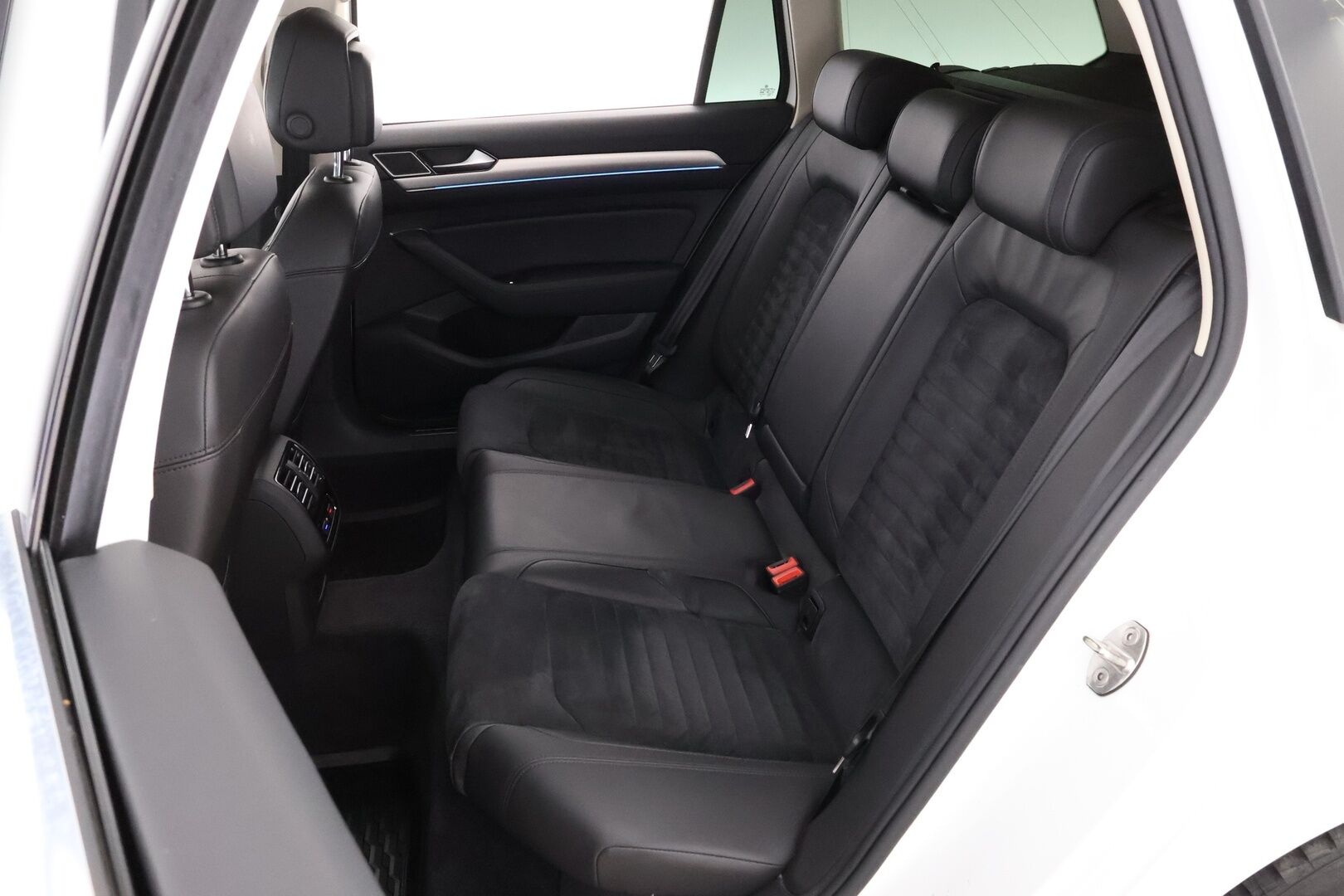 Volkswagen Passat 2016 Variant GTE Plug-In Hybrid 160 kW DSG *Myydään vain yrityksille!* - * Tämä auto myydään YritysOutlet -valikoimasta vain yritykselle* Webasto / P-kamera / ACC / Koukku / Led-ajovalot / Nahka-Alcantra*