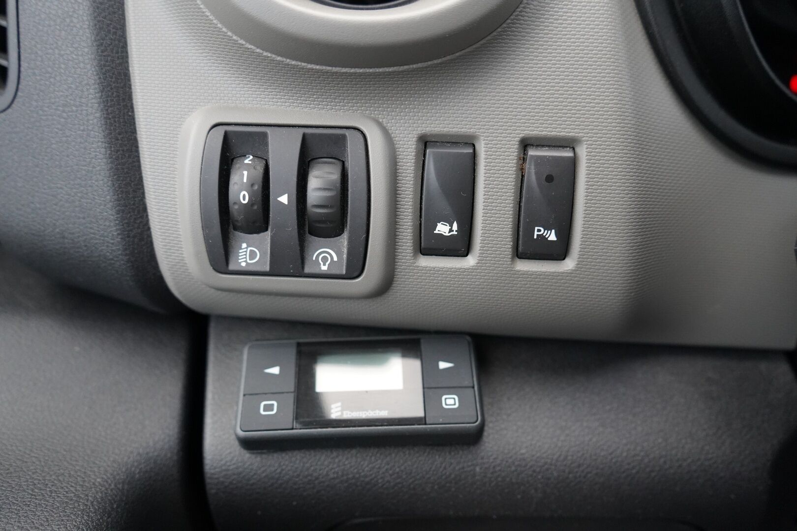 Renault Trafic 2015 dCi 120 TwinTurbo L2H1 6,0 m3 NAVI+ * Vakkari / Eberspächer / Navi / P.Kamera / Vetokoukku * - Suomi-auto / Särmä huoltokirja 144tkm / Juuri katsastettu