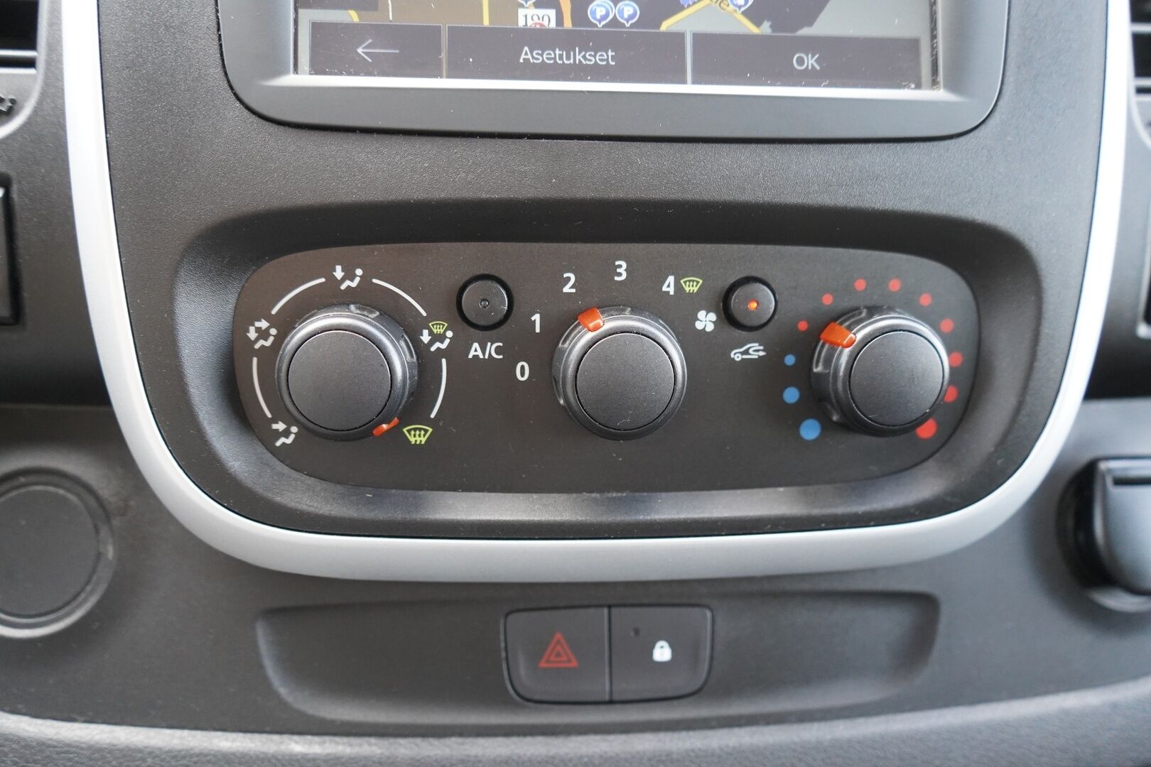 Renault Trafic 2015 dCi 120 TwinTurbo L2H1 6,0 m3 NAVI+ * Vakkari / Eberspächer / Navi / P.Kamera / Vetokoukku * - Suomi-auto / Särmä huoltokirja 144tkm / Juuri katsastettu