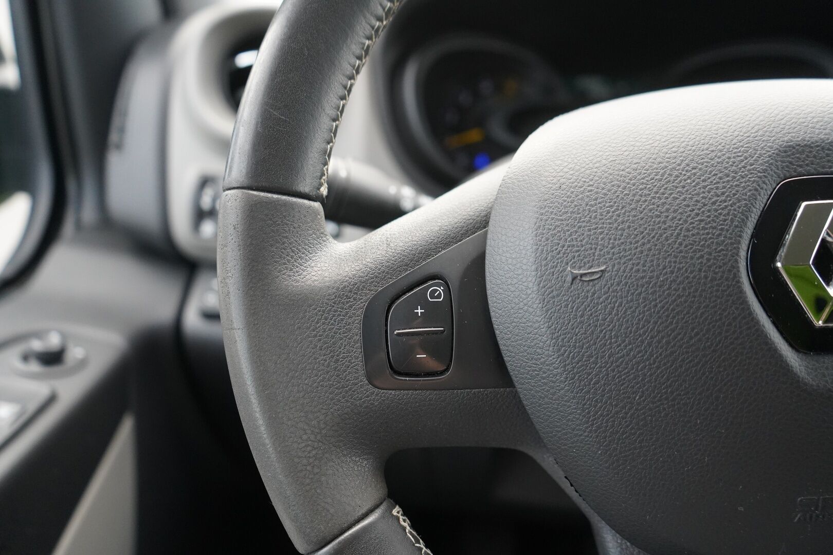Renault Trafic 2015 dCi 120 TwinTurbo L2H1 6,0 m3 NAVI+ * Vakkari / Eberspächer / Navi / P.Kamera / Vetokoukku * - Suomi-auto / Särmä huoltokirja 144tkm / Juuri katsastettu