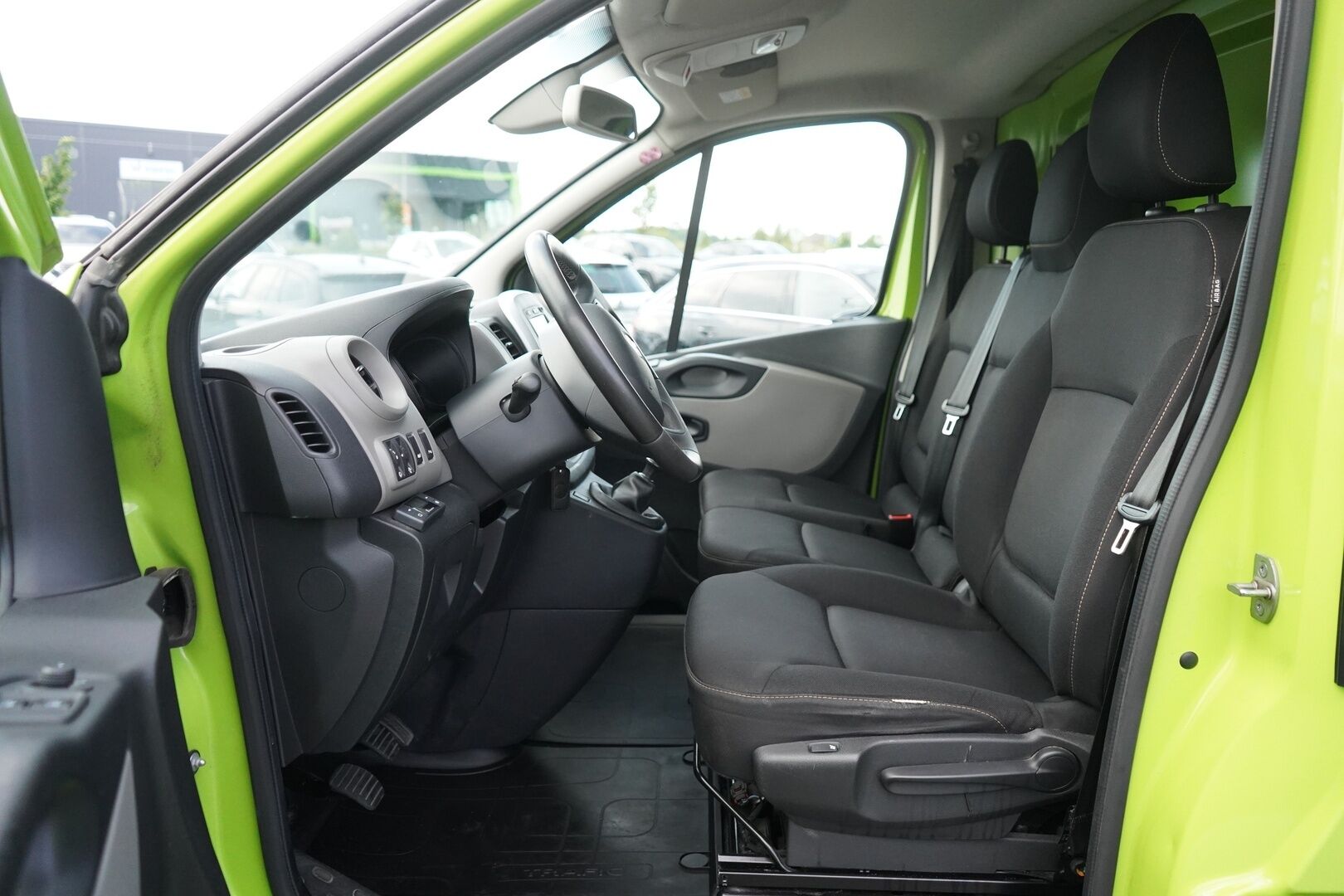 Renault Trafic 2015 dCi 120 TwinTurbo L2H1 6,0 m3 NAVI+ * Vakkari / Eberspächer / Navi / P.Kamera / Vetokoukku * - Suomi-auto / Särmä huoltokirja 144tkm / Juuri katsastettu