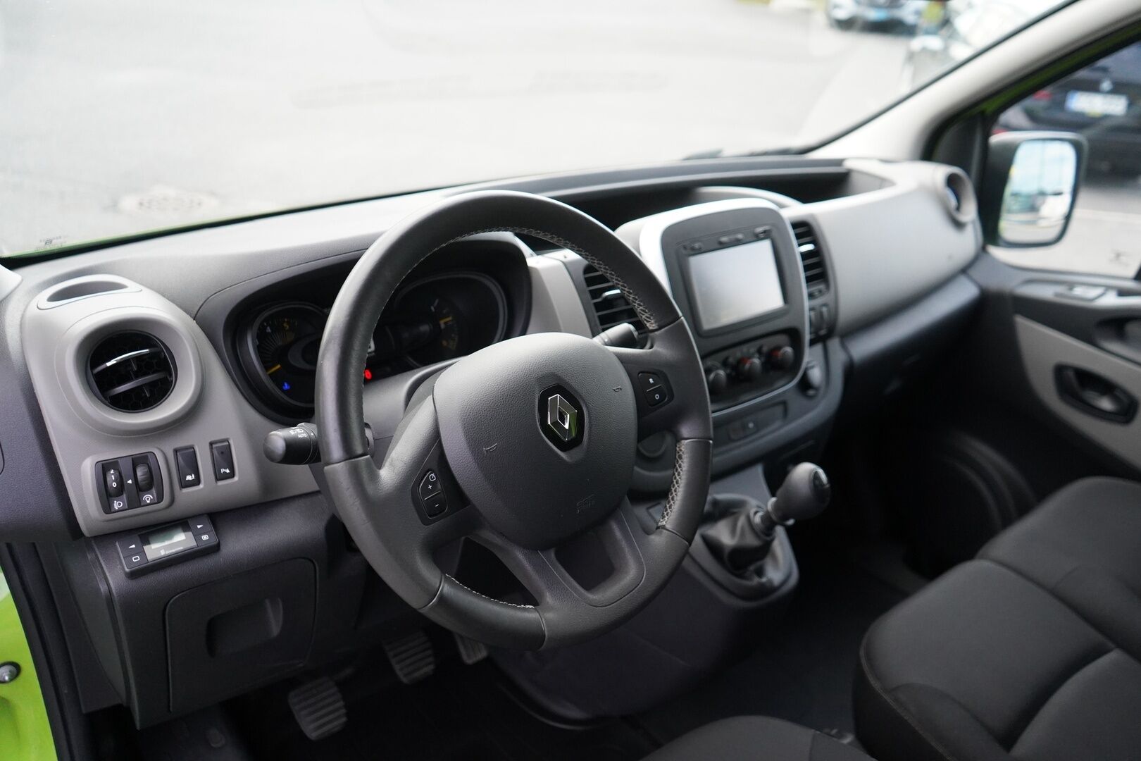 Renault Trafic 2015 dCi 120 TwinTurbo L2H1 6,0 m3 NAVI+ * Vakkari / Eberspächer / Navi / P.Kamera / Vetokoukku * - Suomi-auto / Särmä huoltokirja 144tkm / Juuri katsastettu