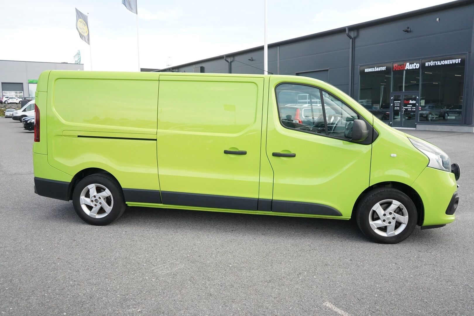 Renault Trafic 2015 dCi 120 TwinTurbo L2H1 6,0 m3 NAVI+ * Vakkari / Eberspächer / Navi / P.Kamera / Vetokoukku * - Suomi-auto / Särmä huoltokirja 144tkm / Juuri katsastettu
