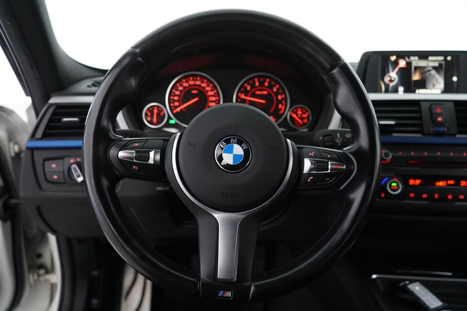 BMW 320 2015 F30 Sedan 320i TwinPower Turbo A xDrive Edition - M-Sport | Harman&Kardon | Tutkat | Vakionopeudensäädin | Sport-penkit | 2 x Vanteet | Juuri katsastettu