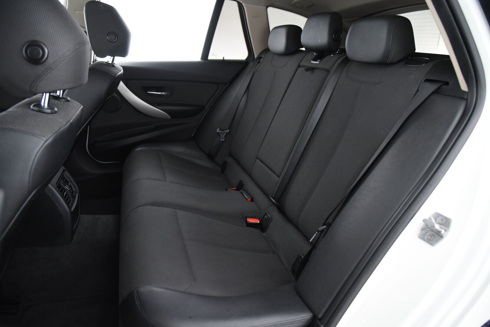 BMW 320 2015 F31 Touring 320i TwinPower Turbo A Limited xDrive Edition / Suomi-auto / Vakkari / Lohko+sisäp. / Sähkökontti / Koukku / - Todella hyvä huoltohistoria! / Siisti / 2x renkaat & vanteet / Puolinahat