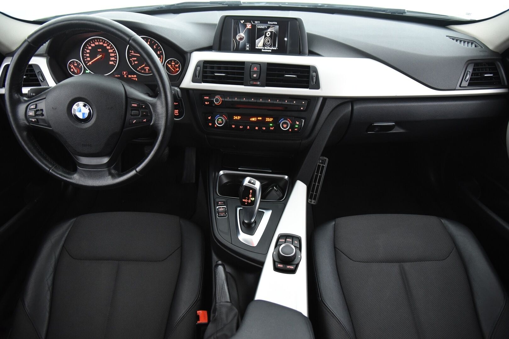 BMW 320 2015 F31 Touring 320i TwinPower Turbo A Limited xDrive Edition / Suomi-auto / Vakkari / Lohko+sisäp. / Sähkökontti / Koukku / - Todella hyvä huoltohistoria! / Siisti / 2x renkaat & vanteet / Puolinahat