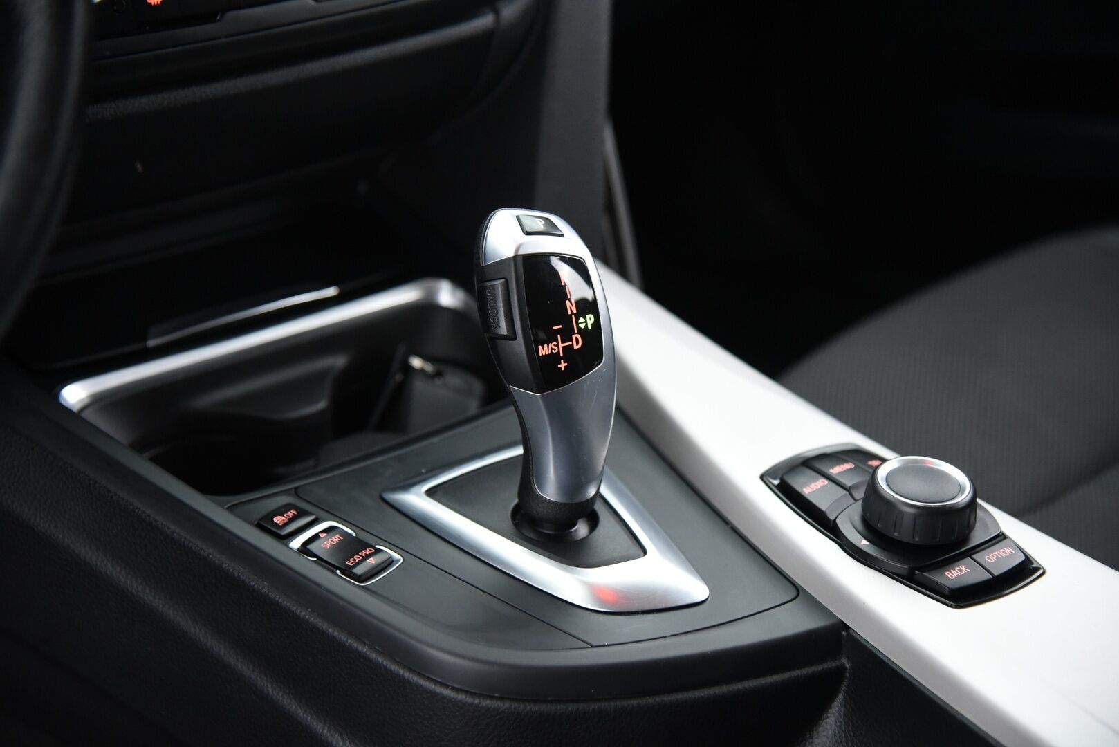 BMW 320 2015 F31 Touring 320i TwinPower Turbo A Limited xDrive Edition / Suomi-auto / Vakkari / Lohko+sisäp. / Sähkökontti / Koukku / - Todella hyvä huoltohistoria! / Siisti / 2x renkaat & vanteet / Puolinahat