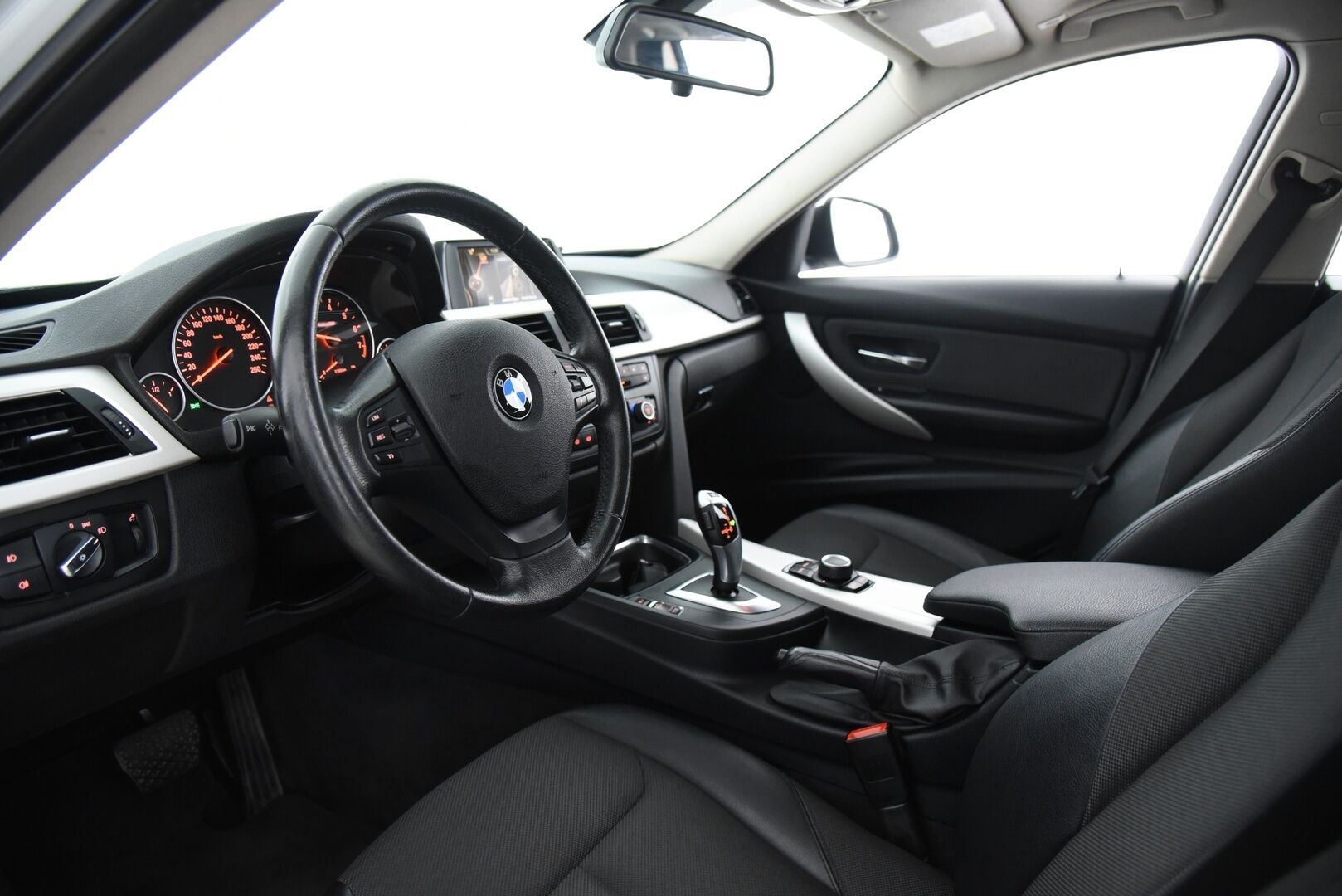 BMW 320 2015 F31 Touring 320i TwinPower Turbo A Limited xDrive Edition / Suomi-auto / Vakkari / Lohko+sisäp. / Sähkökontti / Koukku / - Todella hyvä huoltohistoria! / Siisti / 2x renkaat & vanteet / Puolinahat