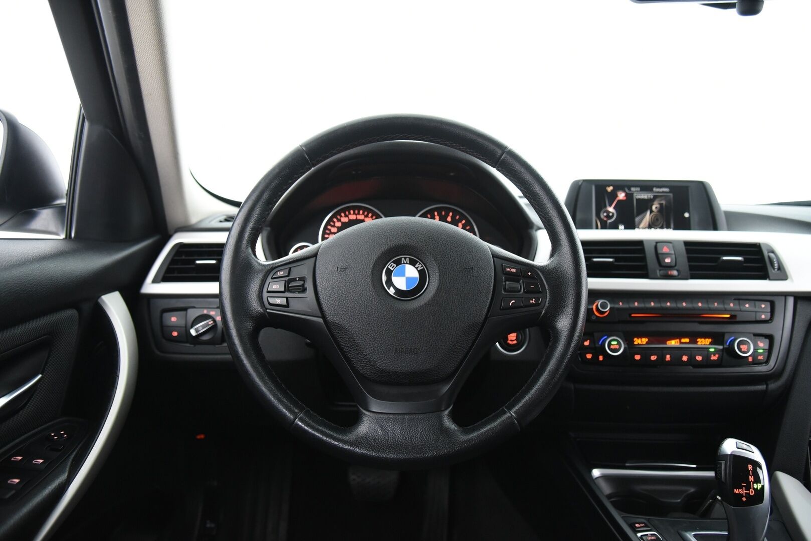 BMW 320 2015 F31 Touring 320i TwinPower Turbo A Limited xDrive Edition / Suomi-auto / Vakkari / Lohko+sisäp. / Sähkökontti / Koukku / - Todella hyvä huoltohistoria! / Siisti / 2x renkaat & vanteet / Puolinahat