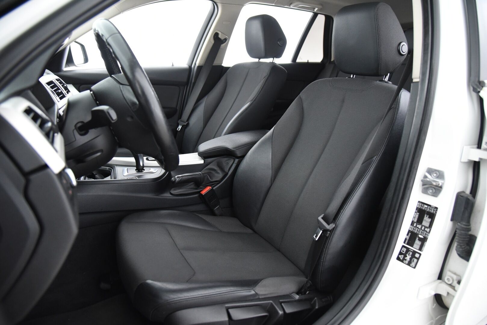 BMW 320 2015 F31 Touring 320i TwinPower Turbo A Limited xDrive Edition / Suomi-auto / Vakkari / Lohko+sisäp. / Sähkökontti / Koukku / - Todella hyvä huoltohistoria! / Siisti / 2x renkaat & vanteet / Puolinahat