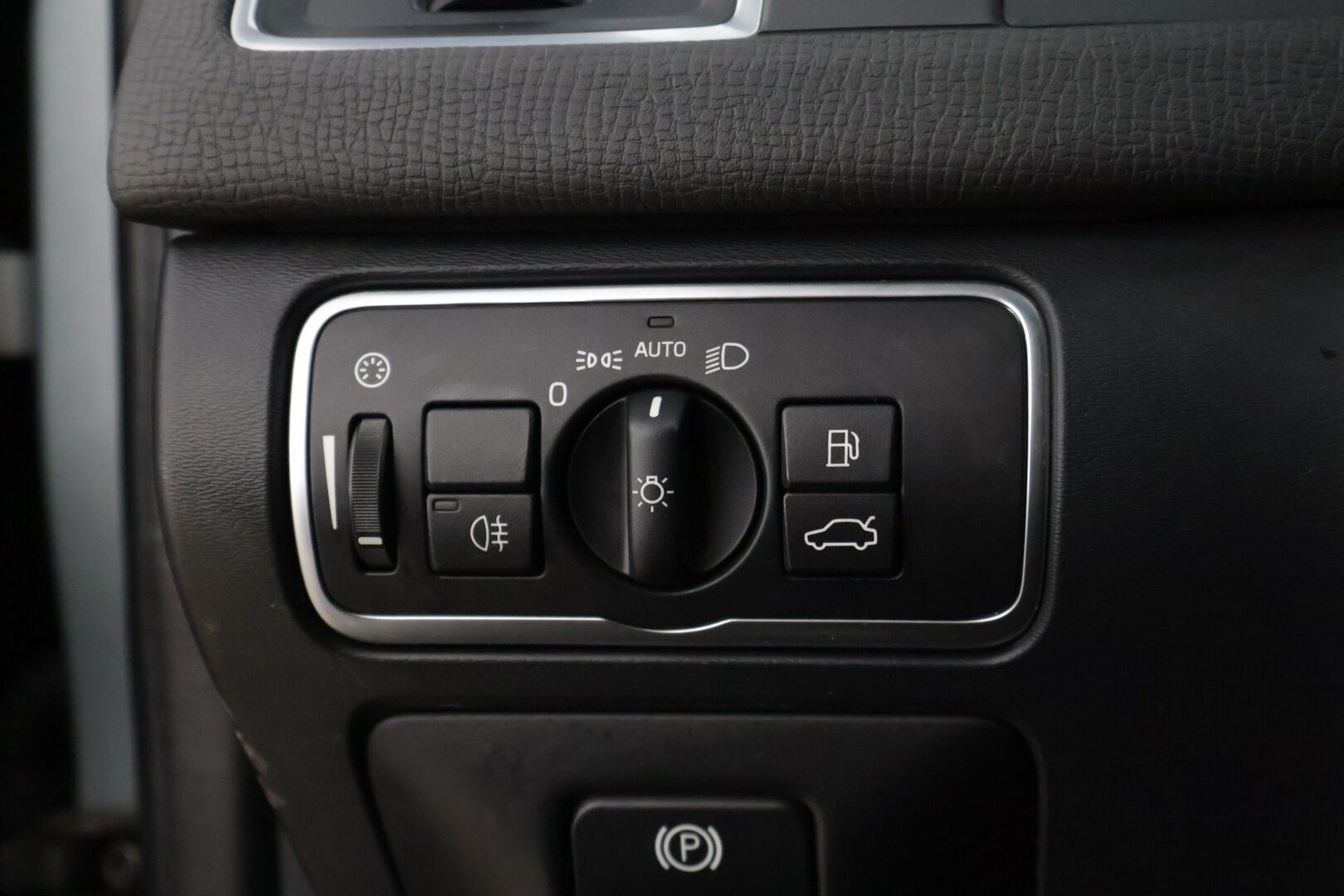Volvo XC60 2015 D5 AWD Summum aut * Webasto / Vetokoukku / Kuskinpenkki Muistilla / Vakionopeudensäädin * - Aito Suomi-auto vetokoukulla kesän rientoihin!