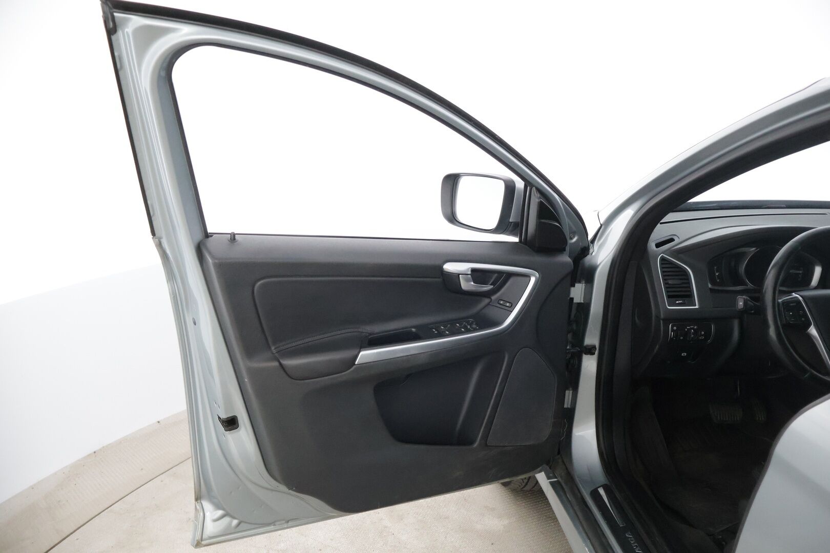 Volvo XC60 2015 D5 AWD Summum aut * Webasto / Vetokoukku / Kuskinpenkki Muistilla / Vakionopeudensäädin * - Siististi pysynyt ryhdikäs Suomi-Auto Summum varuste paketilla!