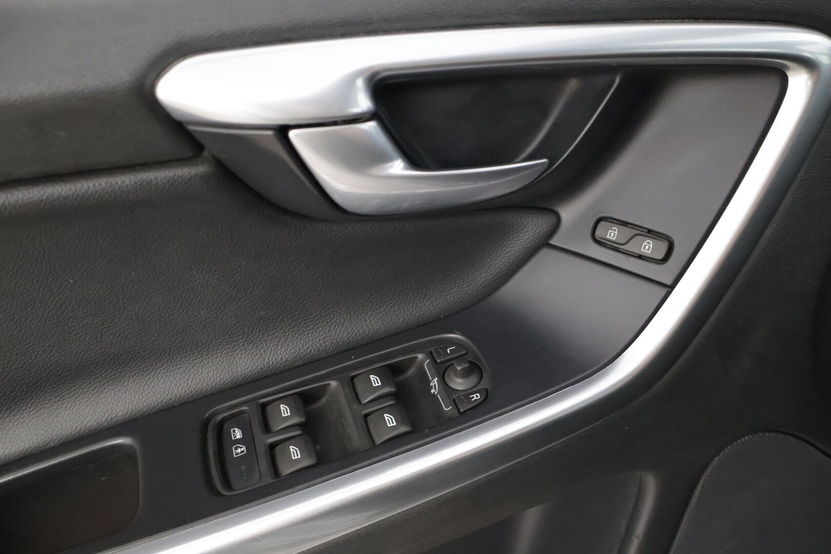 Volvo XC60 2015 D5 AWD Summum aut * Webasto / Vetokoukku / Kuskinpenkki Muistilla / Vakionopeudensäädin * - Aito Suomi-auto vetokoukulla kesän rientoihin!