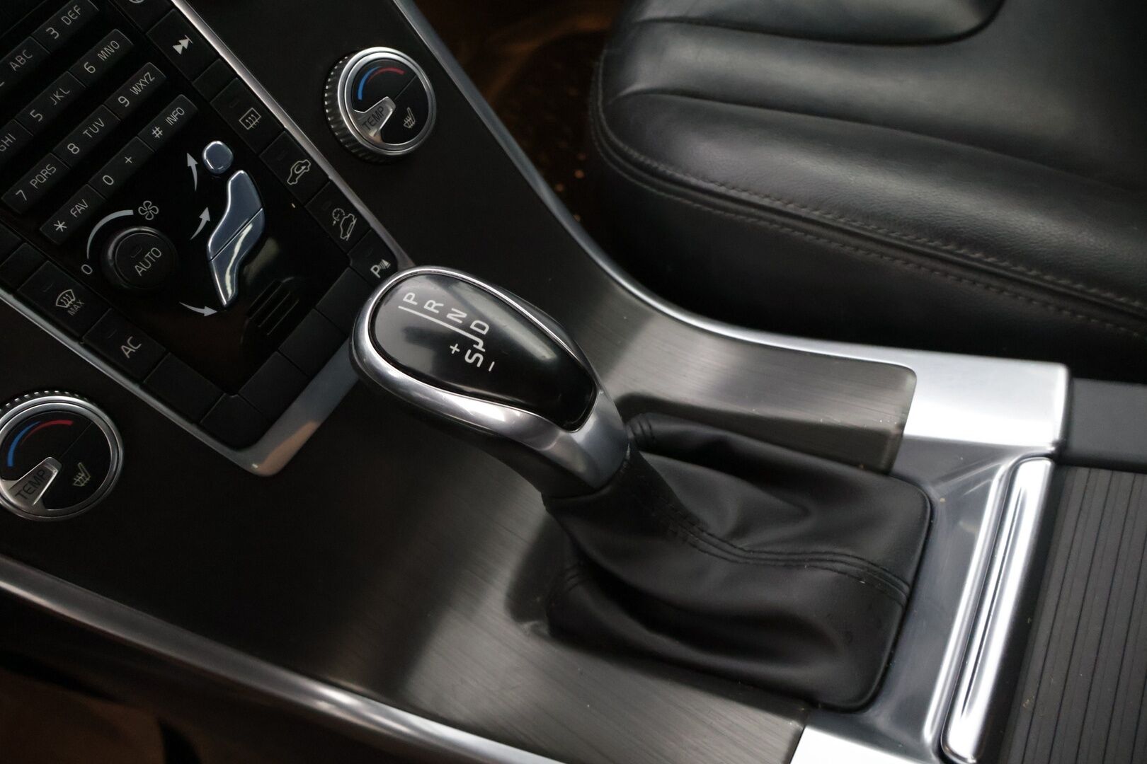 Volvo XC60 2015 D5 AWD Summum aut * Webasto / Vetokoukku / Kuskinpenkki Muistilla / Vakionopeudensäädin * - Aito Suomi-auto vetokoukulla kesän rientoihin!