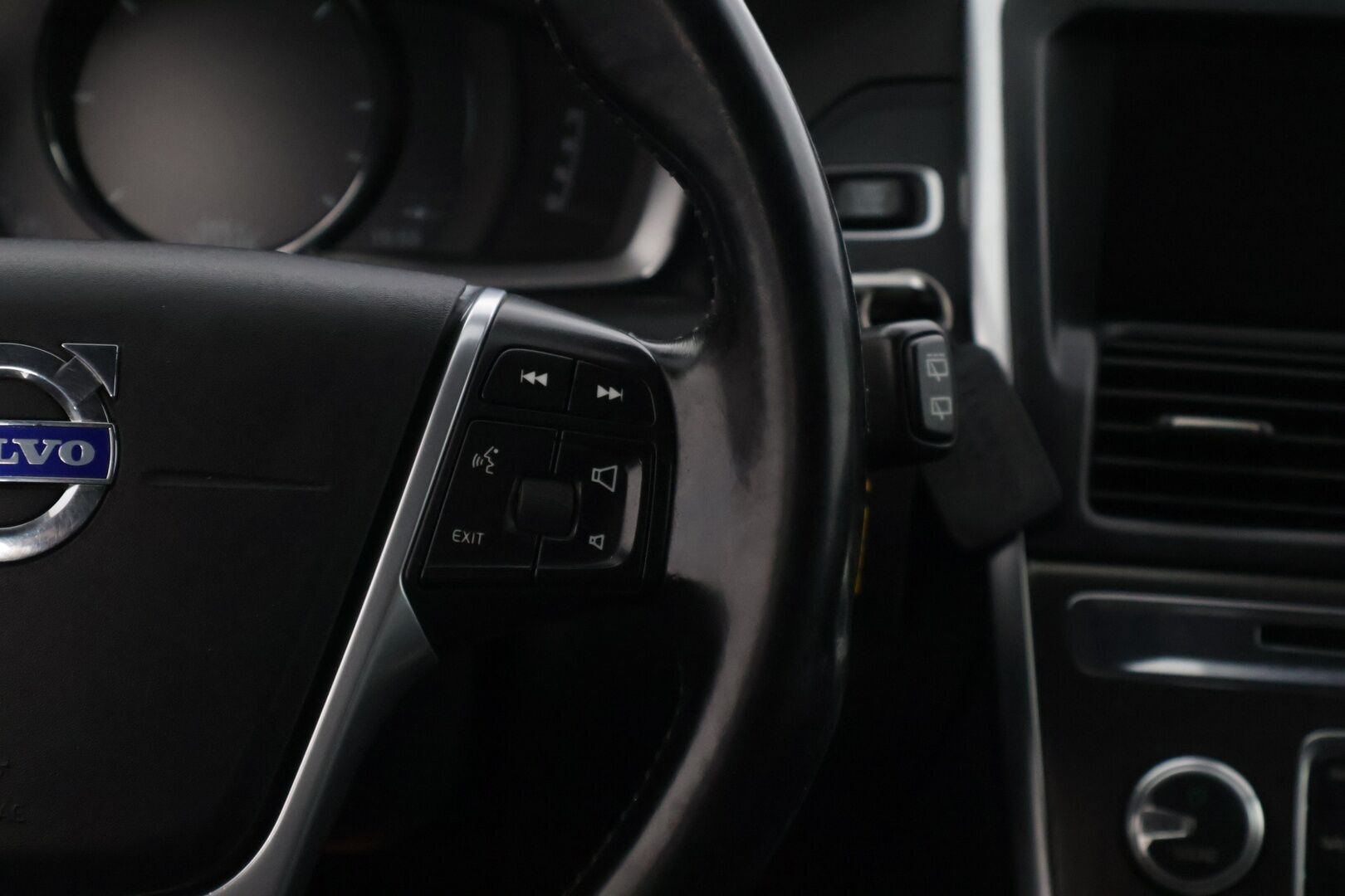 Volvo XC60 2015 D5 AWD Summum aut * Webasto / Vetokoukku / Kuskinpenkki Muistilla / Vakionopeudensäädin * - Aito Suomi-auto vetokoukulla kesän rientoihin!
