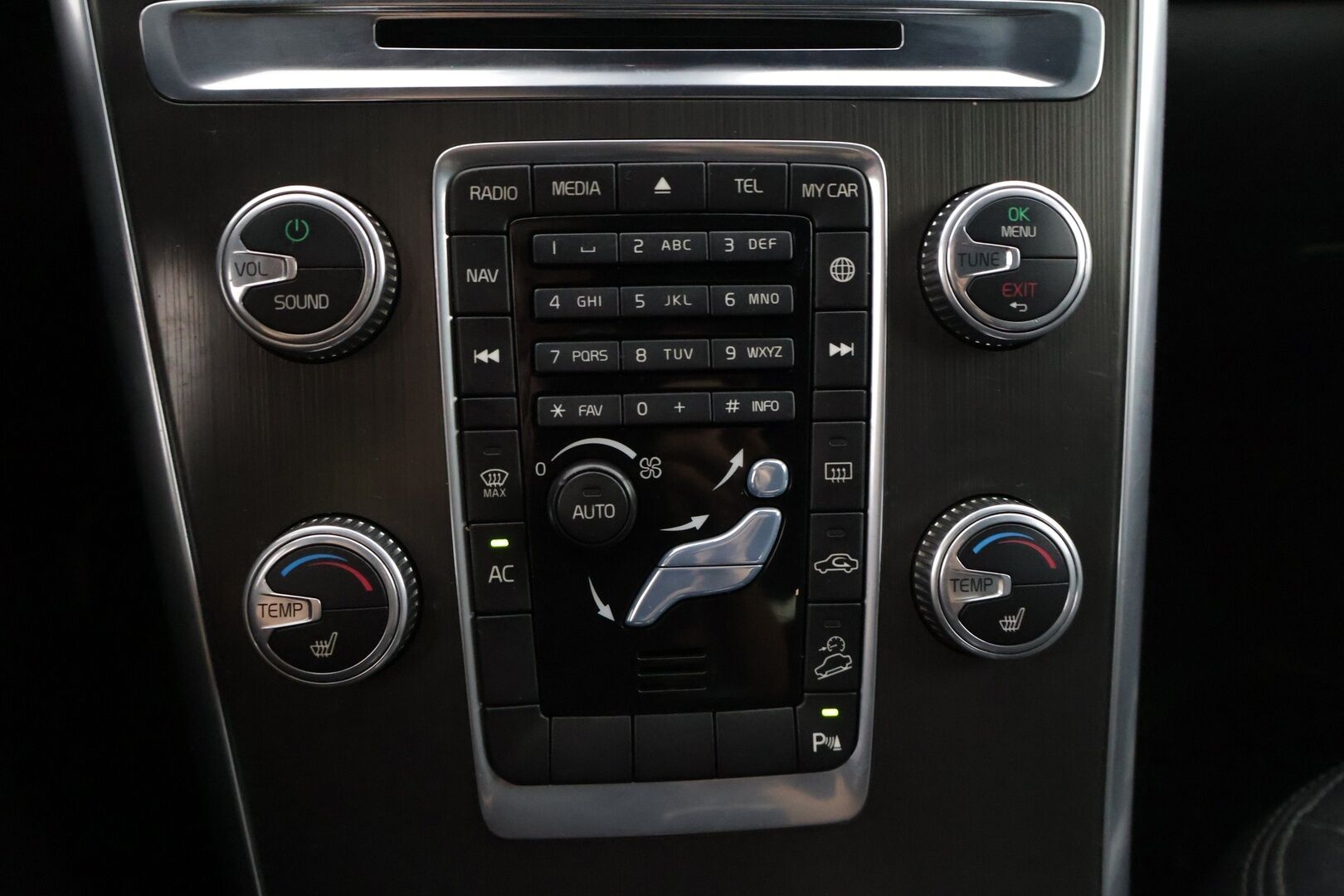 Volvo XC60 2015 D5 AWD Summum aut * Webasto / Vetokoukku / Kuskinpenkki Muistilla / Vakionopeudensäädin * - Siististi pysynyt ryhdikäs Suomi-Auto Summum varuste paketilla!
