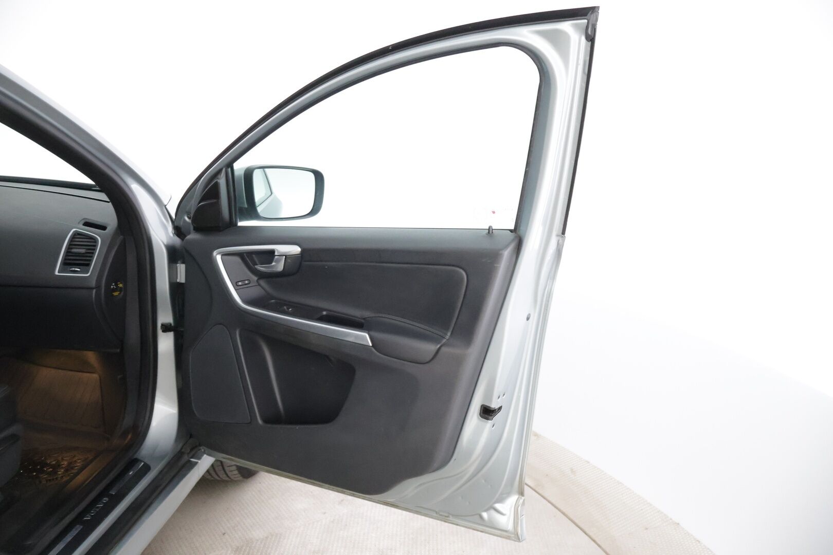 Volvo XC60 2015 D5 AWD Summum aut * Webasto / Vetokoukku / Kuskinpenkki Muistilla / Vakionopeudensäädin * - Siististi pysynyt ryhdikäs Suomi-Auto Summum varuste paketilla!