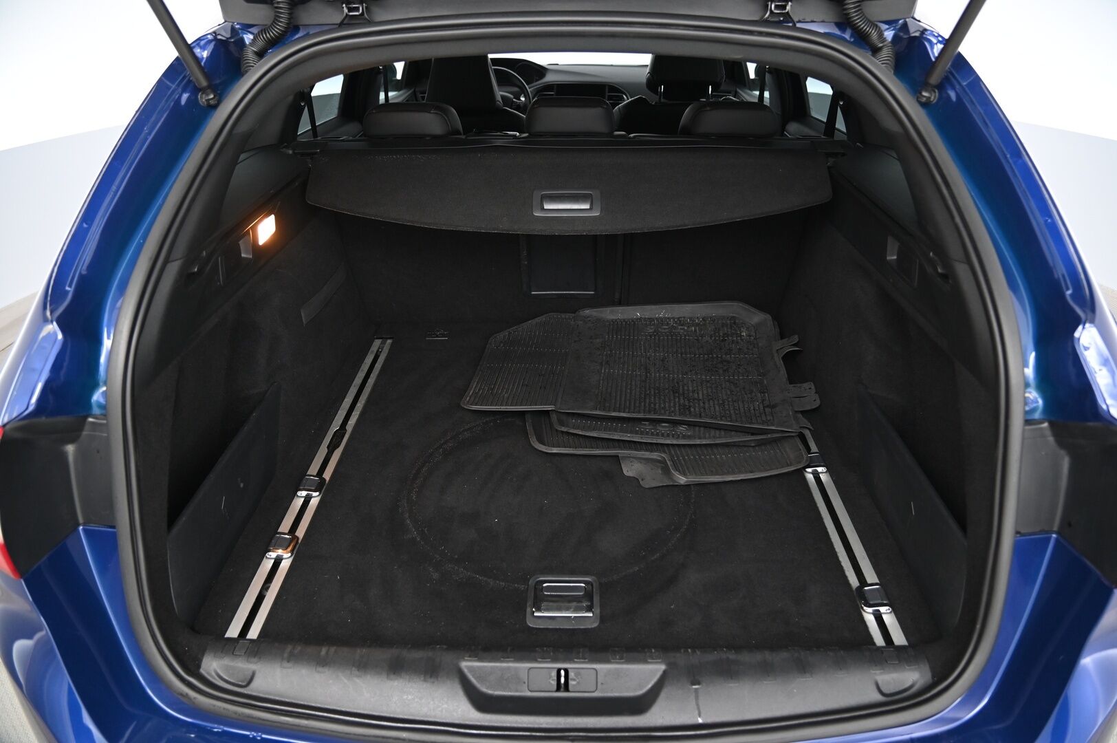 Peugeot 308 2015 SW GT THP 205 - Hierovat etuistuimet | Navi | Lohko | Juuri huollettu | Vakkari | Nahka-alcantara