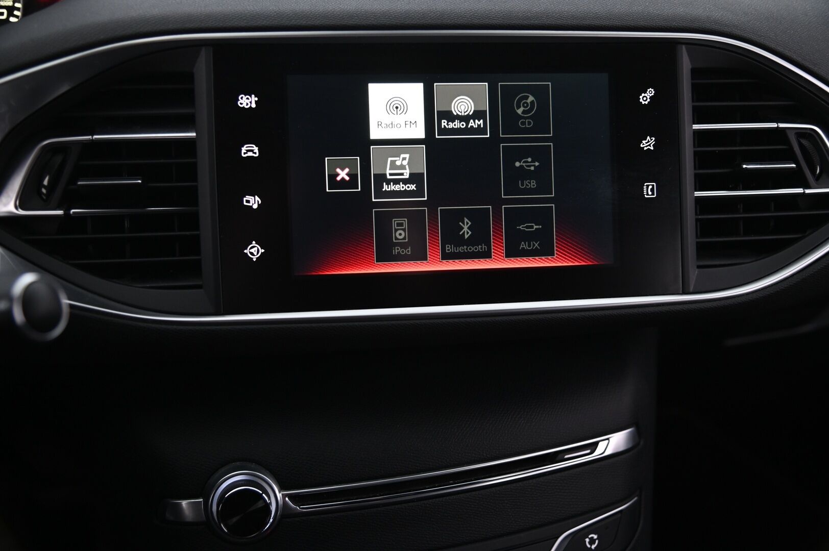 Peugeot 308 2015 SW GT THP 205 - Hierovat etuistuimet | Navi | Lohko | Juuri huollettu | Vakkari | Nahka-alcantara