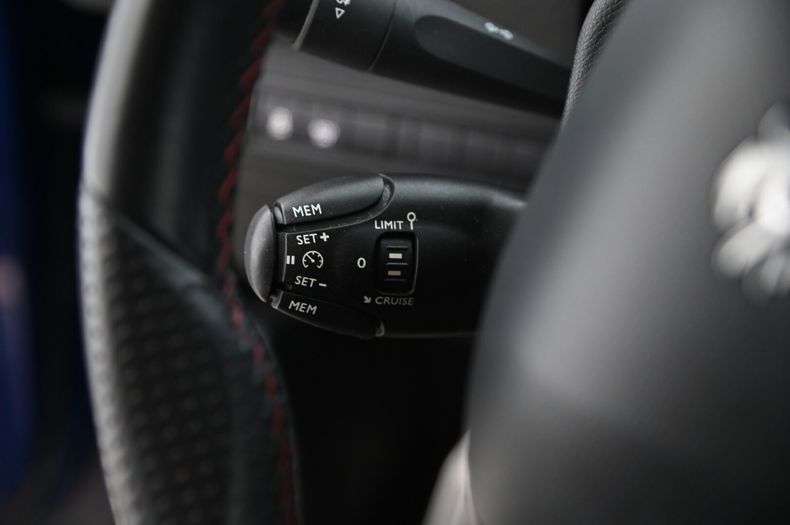 Peugeot 308 2015 SW GT THP 205 - Hierovat etuistuimet | Navi | Lohko | Juuri huollettu | Vakkari | Nahka-alcantara