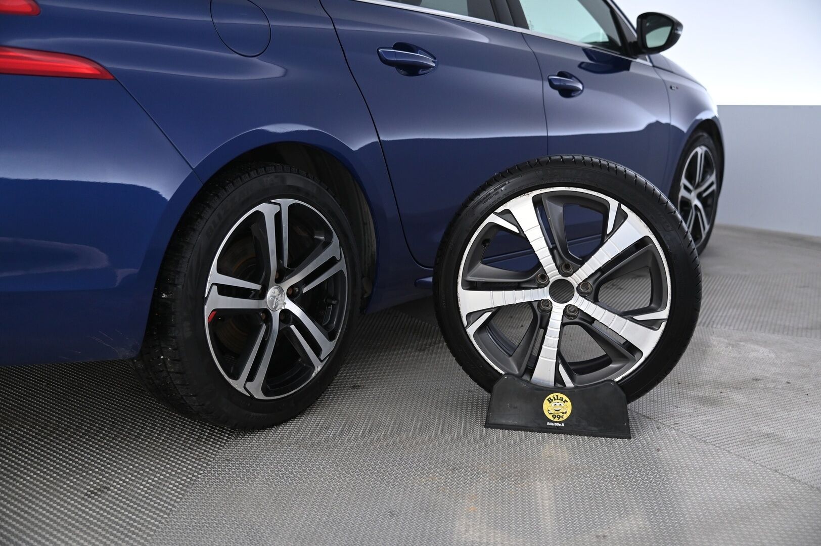 Peugeot 308 2015 SW GT THP 205 *Hierovat penkit / Navi / Lohko / Juuri huollettu / 205hp* - 2x Alut / Harvinaisempi GT malli / Avaimeton kulku ja käynnistys - HULLUT AVAJAISHULINAT KORKOTARJOUS 3,29 %