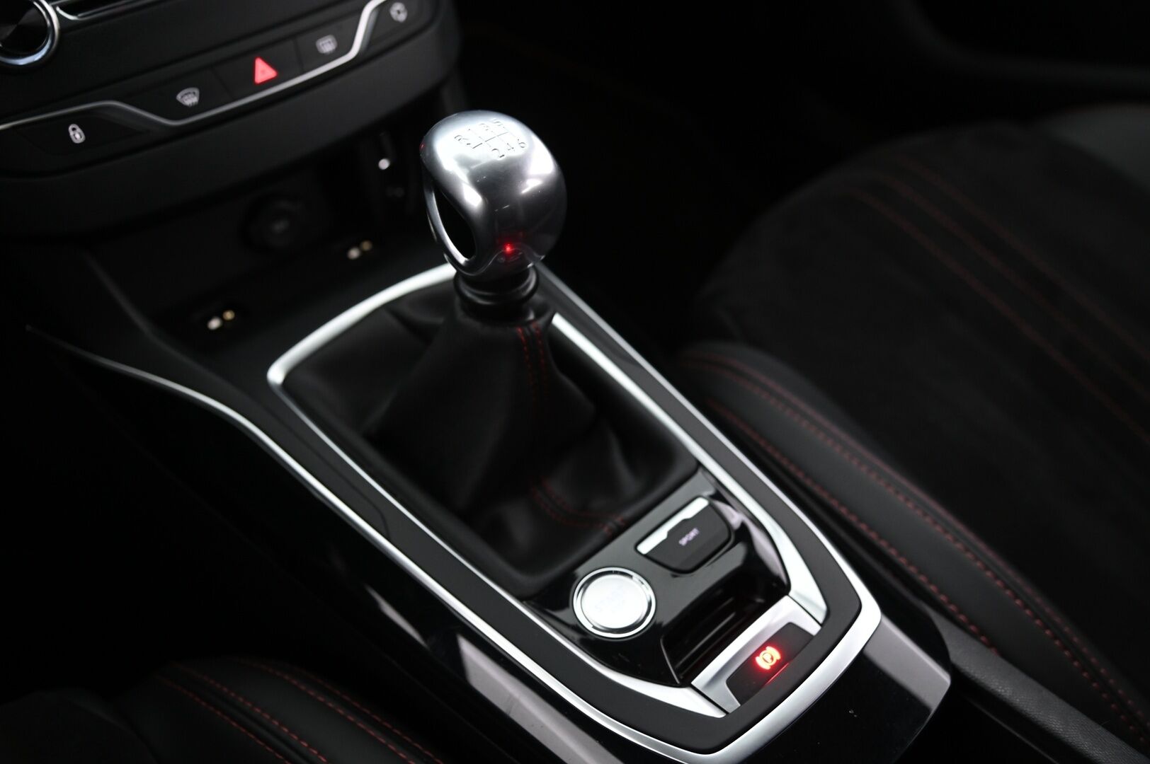 Peugeot 308 2015 SW GT THP 205 - Hierovat etuistuimet | Navi | Lohko | Juuri huollettu | Vakkari | Nahka-alcantara
