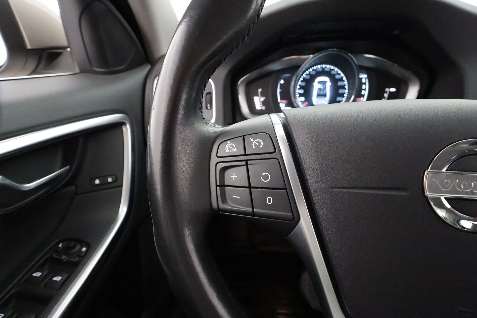 Volvo S60 2015 D4 Summum aut * Vakkari / Webasto / Muistipenkki / P.kamera / Puolinahat / Navi / Digimittaristo / Xenon / Keyless * - 1.Om Suomi-auto / Kahdet renkaat aluvanteilla / Merkkihuollettu / Huippusiisti