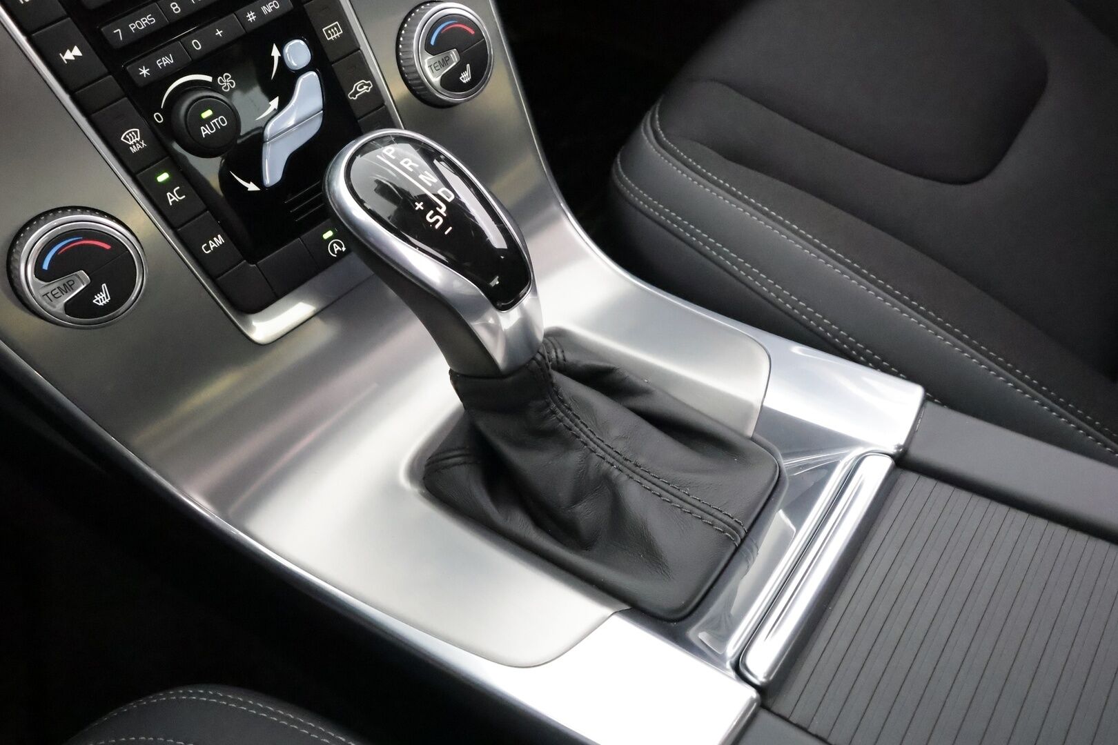 Volvo S60 2015 D4 Summum aut * Vakkari / Webasto / Muistipenkki / P.kamera / Puolinahat / Navi / Digimittaristo / Xenon / Keyless * - 1.Om Suomi-auto / Kahdet renkaat aluvanteilla / Merkkihuollettu / Huippusiisti