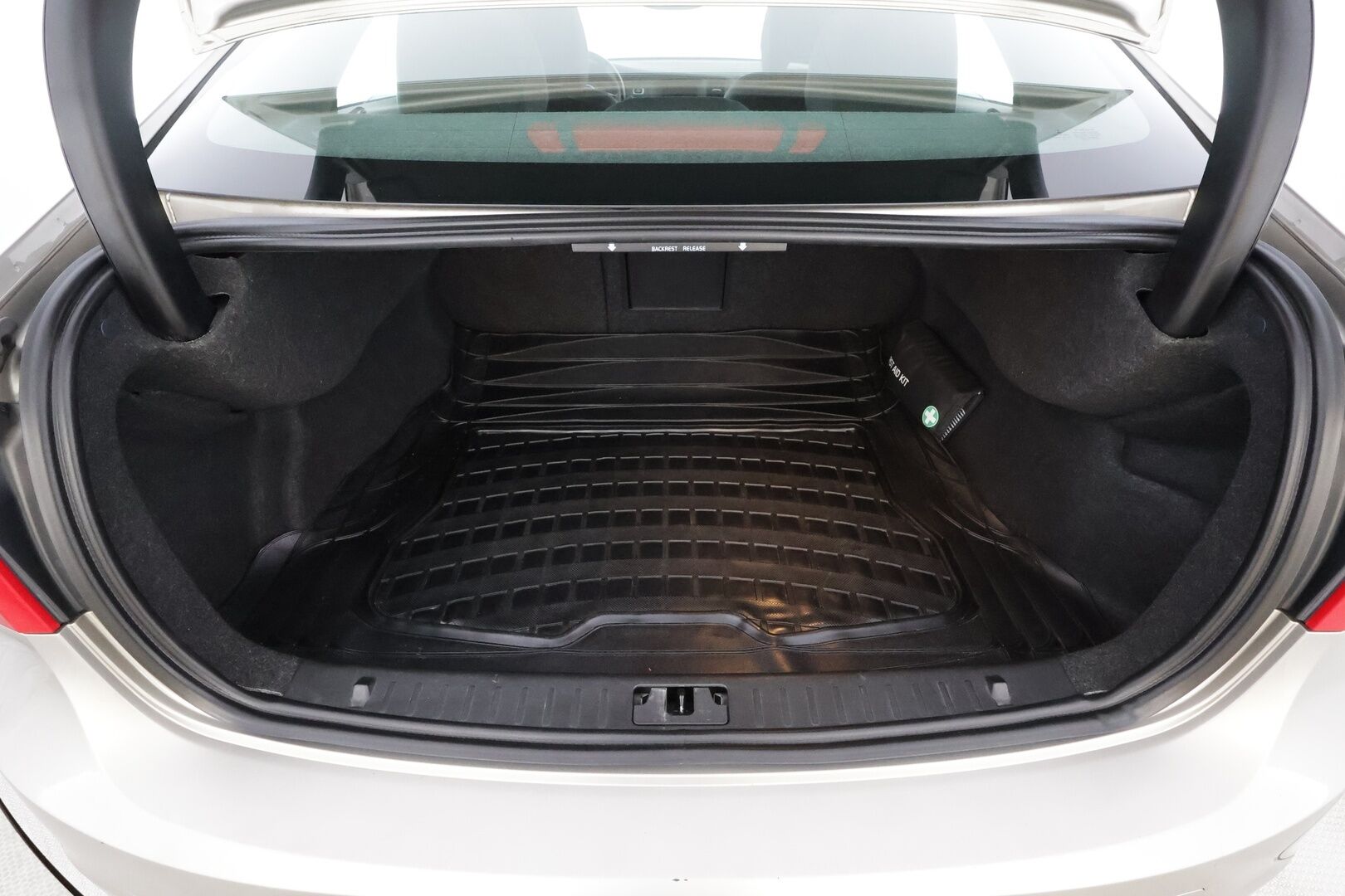 Volvo S60 2015 D4 Summum aut * Vakkari / Webasto / Muistipenkki / P.kamera / Puolinahat / Navi / Digimittaristo / Xenon / Keyless * - 1.Om Suomi-auto / Kahdet renkaat aluvanteilla / Merkkihuollettu / Huippusiisti