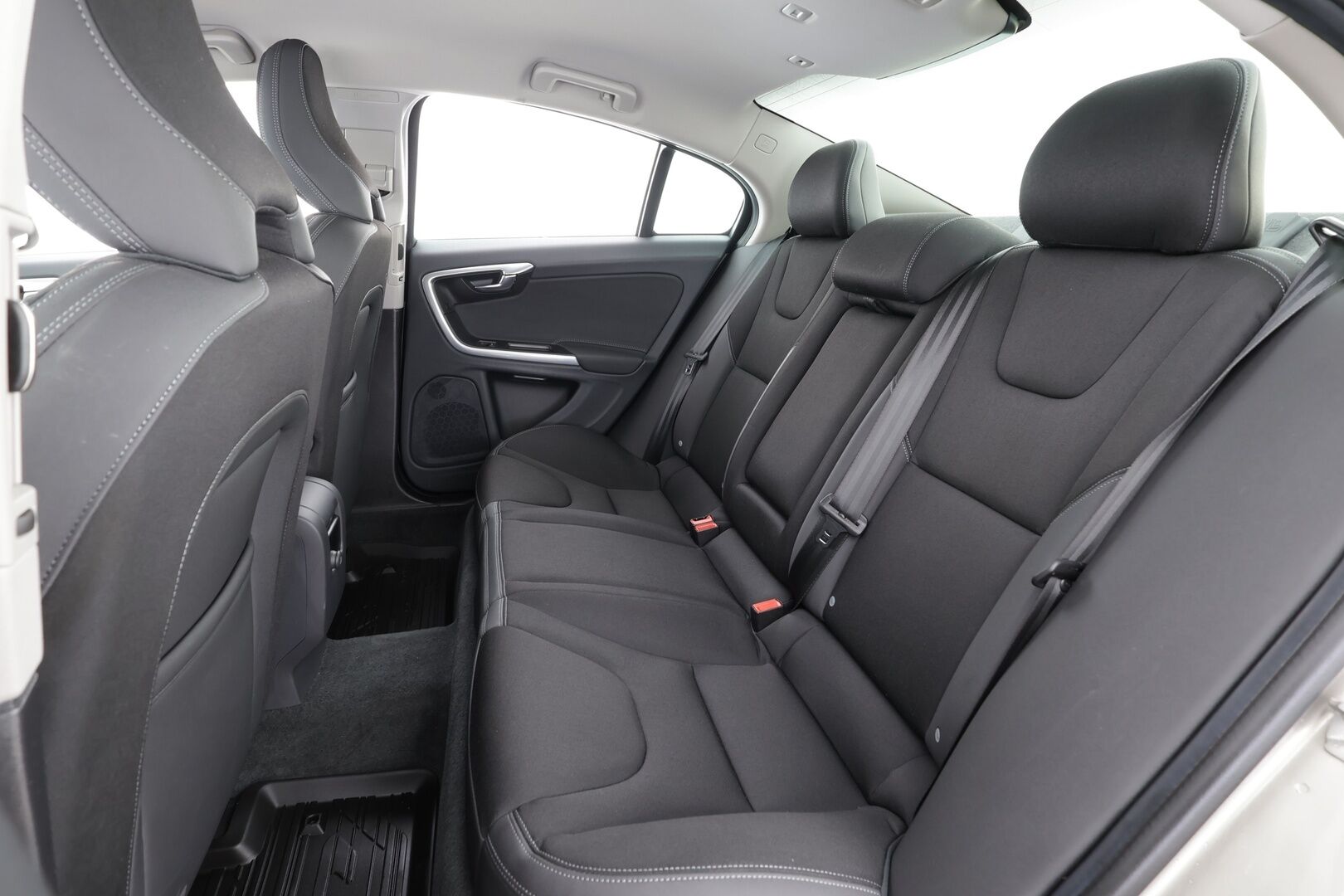 Volvo S60 2015 D4 Summum aut * Vakkari / Webasto / Muistipenkki / P.kamera / Puolinahat / Navi / Digimittaristo / Xenon / Keyless * - 1.Om Suomi-auto / Kahdet renkaat aluvanteilla / Merkkihuollettu / Huippusiisti