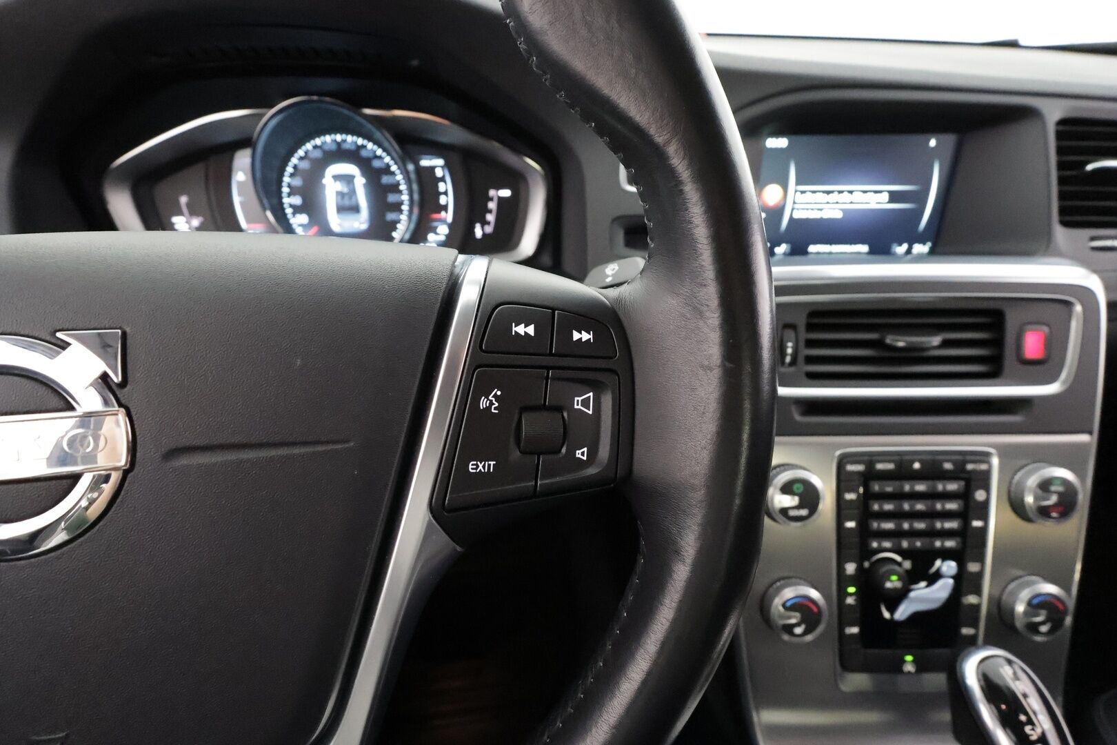 Volvo S60 2015 D4 Summum aut * Vakkari / Webasto / Muistipenkki / P.kamera / Puolinahat / Navi / Digimittaristo / Xenon / Keyless * - 1.Om Suomi-auto / Kahdet renkaat aluvanteilla / Merkkihuollettu / Huippusiisti