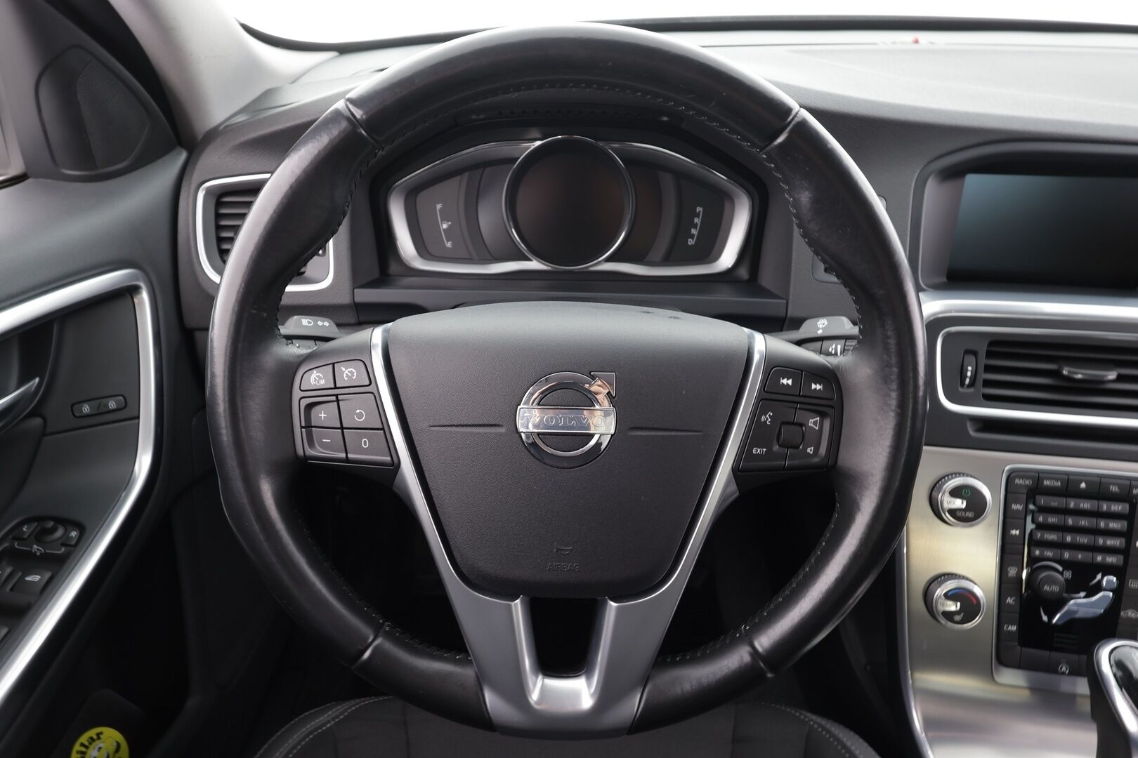 Volvo S60 2015 D4 Summum aut * Vakkari / Webasto / Muistipenkki / P.kamera / Puolinahat / Navi / Digimittaristo / Xenon / Keyless * - 1.Om Suomi-auto / Kahdet renkaat aluvanteilla / Merkkihuollettu / Huippusiisti