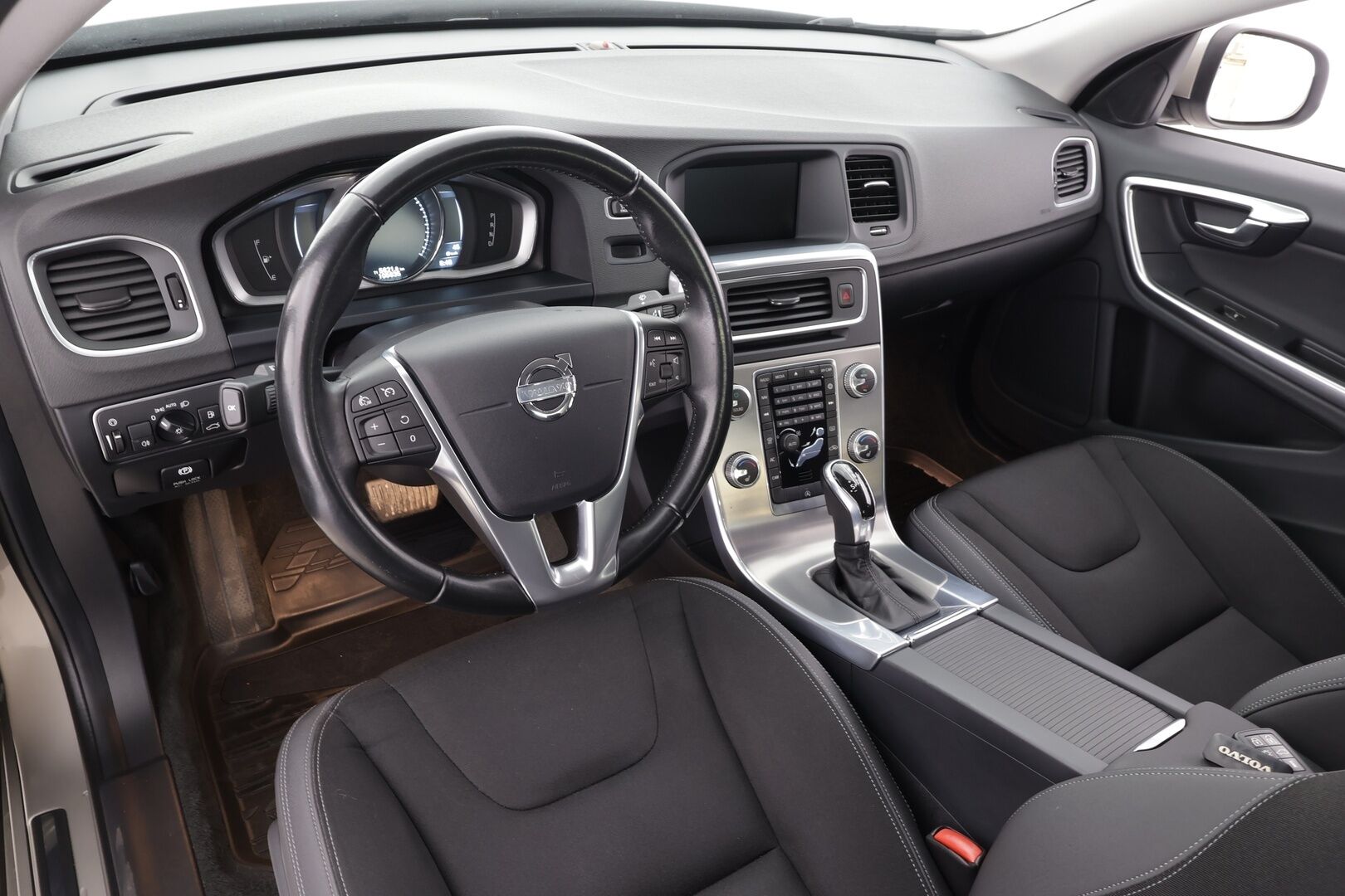 Volvo S60 2015 D4 Summum aut * Vakkari / Webasto / Muistipenkki / P.kamera / Puolinahat / Navi / Digimittaristo / Xenon / Keyless * - 1.Om Suomi-auto / Kahdet renkaat aluvanteilla / Merkkihuollettu / Huippusiisti