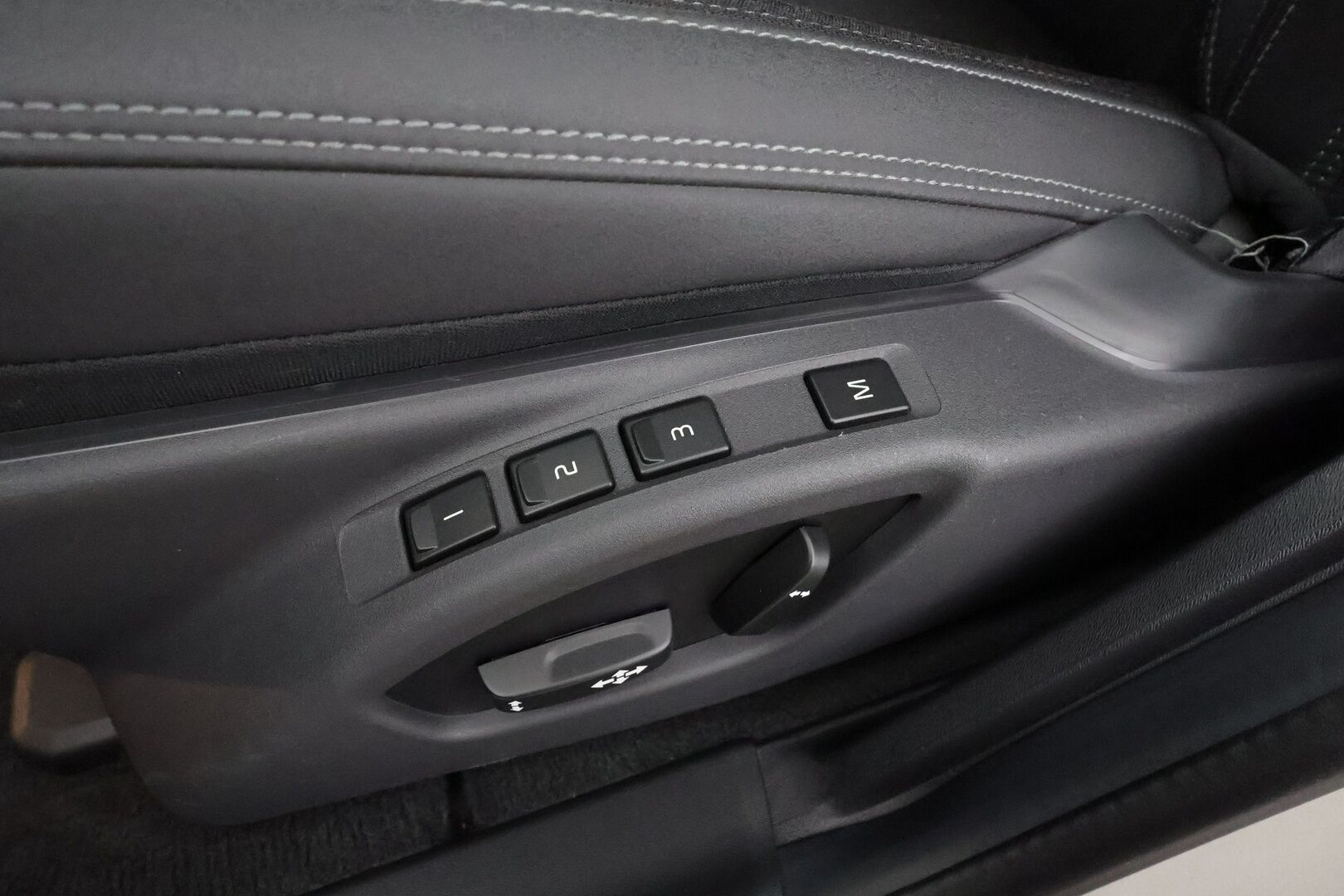 Volvo S60 2015 D4 Summum aut * Vakkari / Webasto / Muistipenkki / P.kamera / Puolinahat / Navi / Digimittaristo / Xenon / Keyless * - 1.Om Suomi-auto / Kahdet renkaat aluvanteilla / Merkkihuollettu / Huippusiisti
