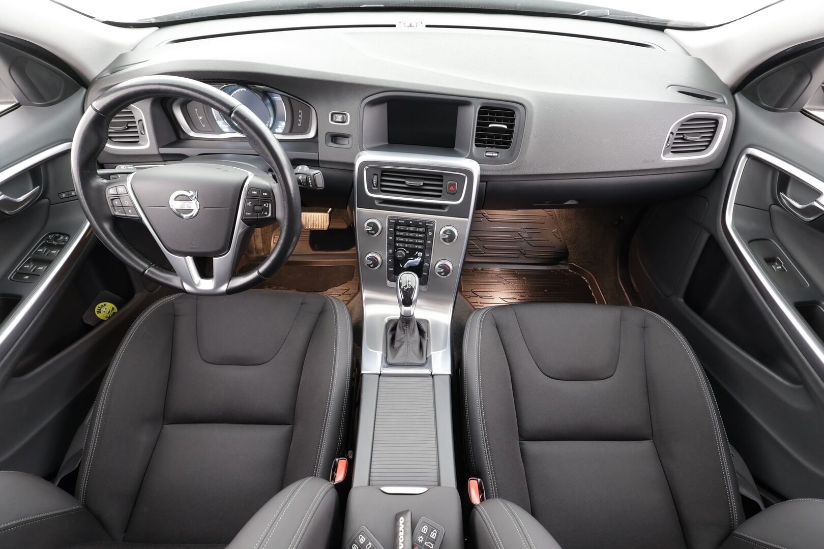 Volvo S60 2015 D4 Summum aut * Vakkari / Webasto / Muistipenkki / P.kamera / Puolinahat / Navi / Digimittaristo / Xenon / Keyless * - 1.Om Suomi-auto / Kahdet renkaat aluvanteilla / Merkkihuollettu / Huippusiisti
