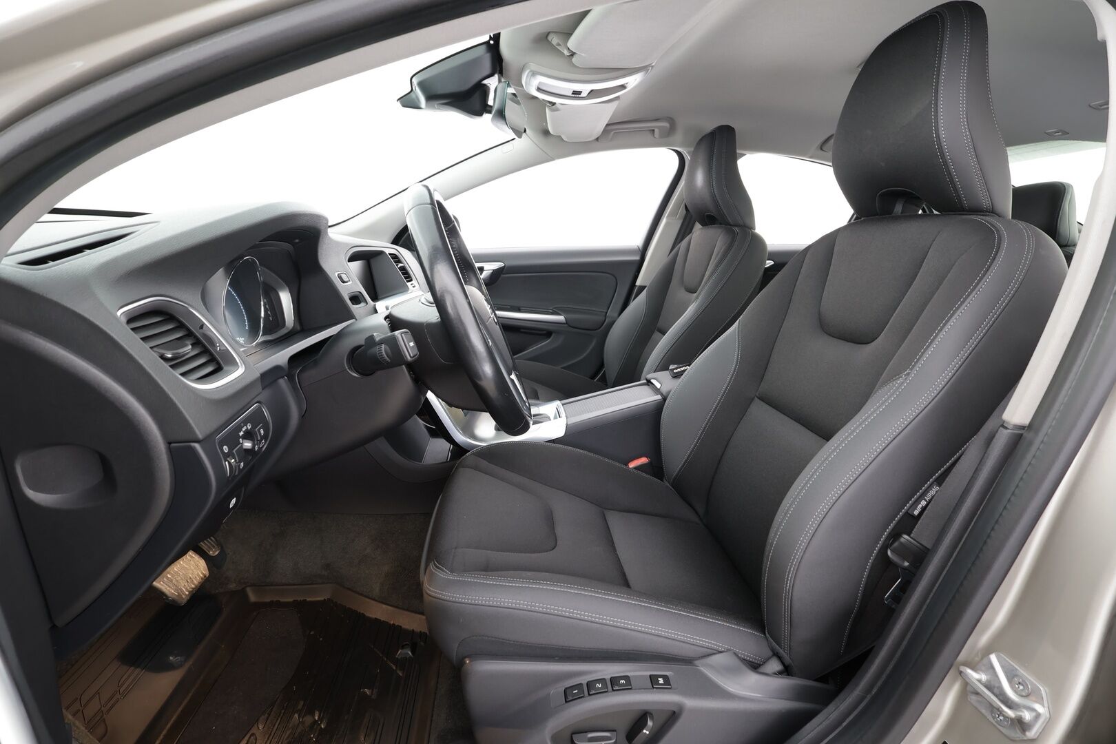 Volvo S60 2015 D4 Summum aut * Vakkari / Webasto / Muistipenkki / P.kamera / Puolinahat / Navi / Digimittaristo / Xenon / Keyless * - 1.Om Suomi-auto / Kahdet renkaat aluvanteilla / Merkkihuollettu / Huippusiisti